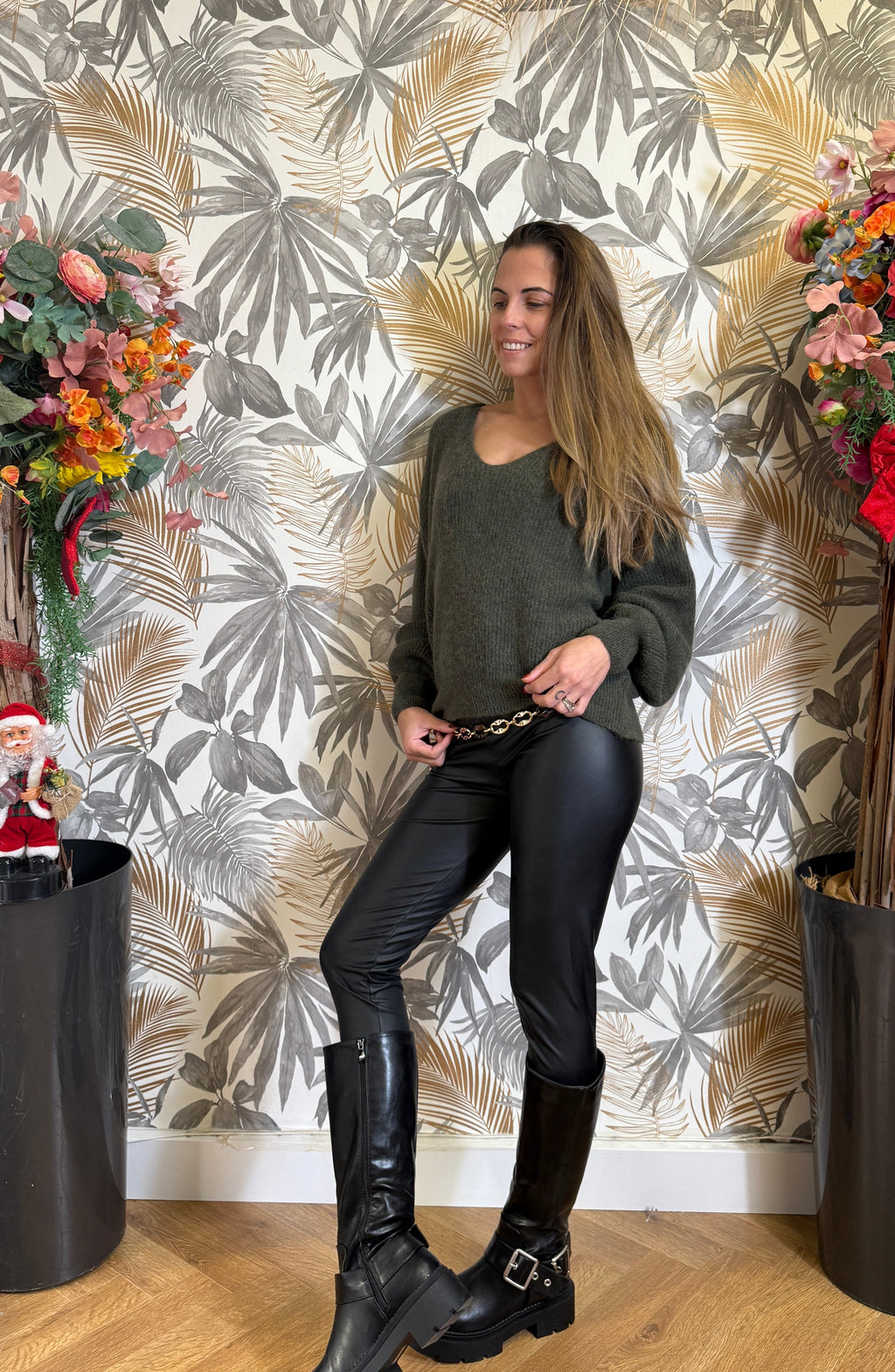 Pull kaki col V – Laine & alpaga, maille italienne douce et tendance Le Vestiaire de Charline