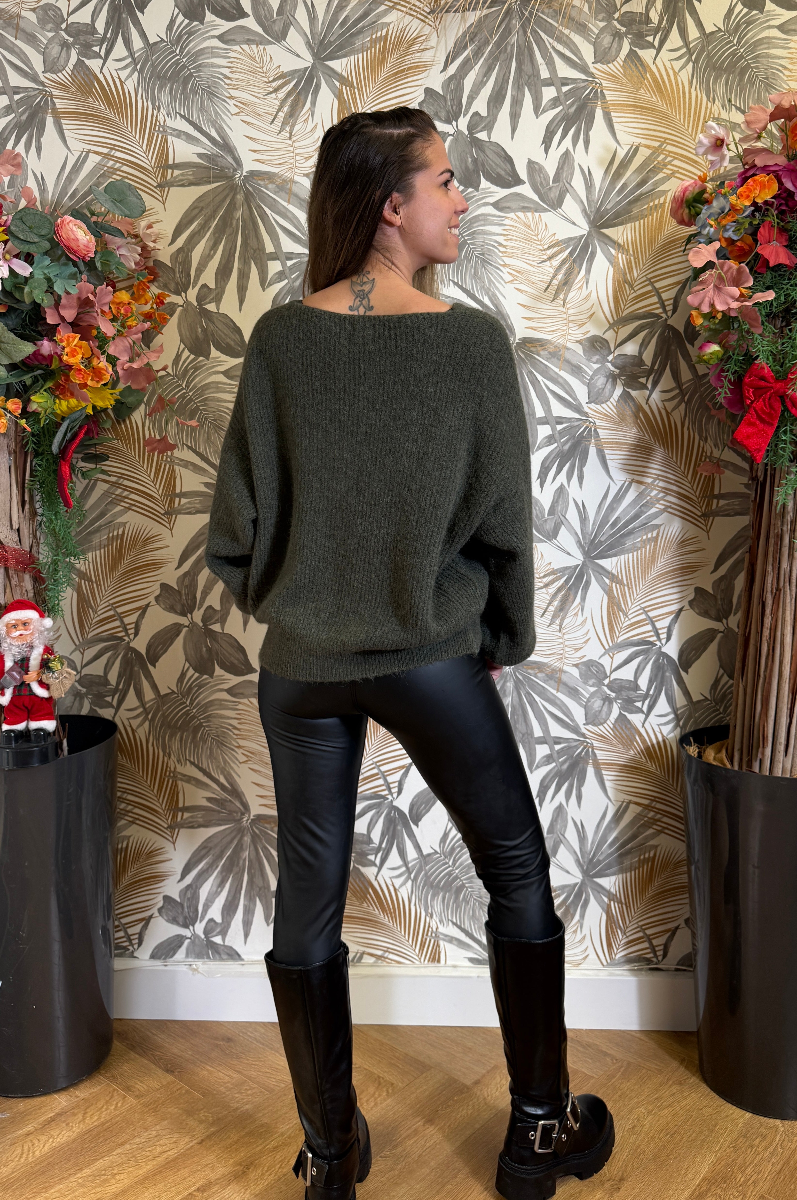 Pull kaki col V – Laine & alpaga, maille italienne douce et tendance Le Vestiaire de Charline