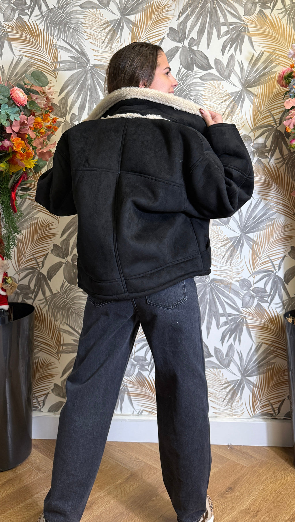 Manteau noir fausse fourrure – Coupe loose, intérieur moutonné Le Vestiaire de Charline