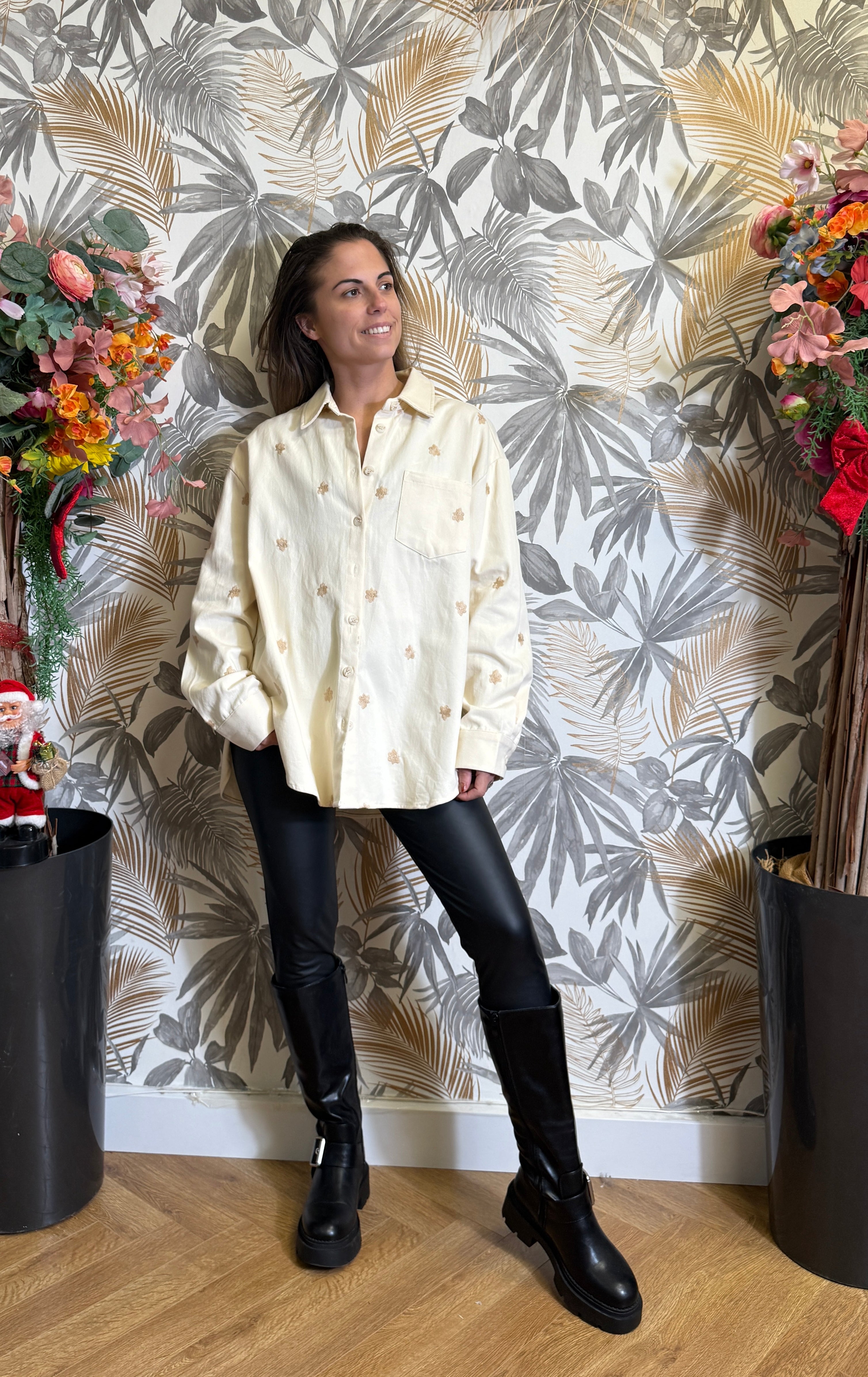 Chemise écru 100 % coton – Coupe oversize brodée dorée Le Vestiaire de Charline