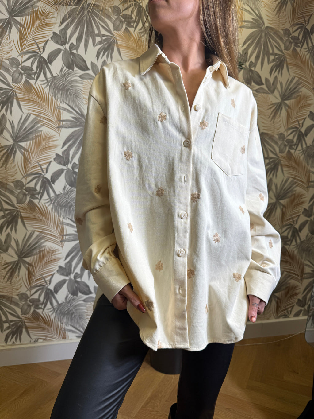 Chemise écru 100 % coton – Coupe oversize brodée dorée Le Vestiaire de Charline