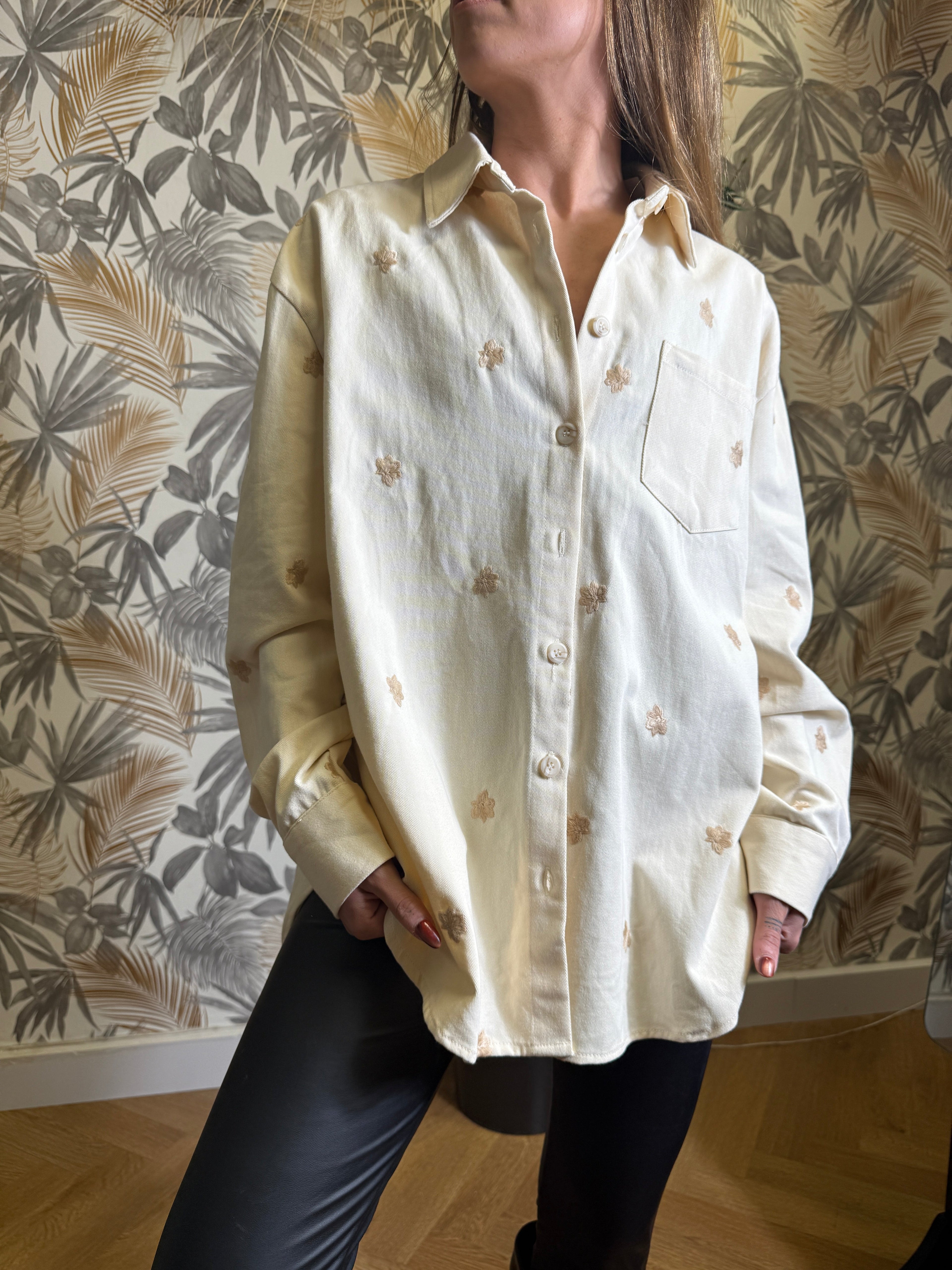 Chemise écru 100 % coton – Coupe oversize brodée dorée Le Vestiaire de Charline