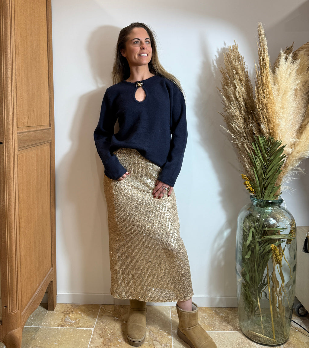 Pull bleu marine – Détail broche soleil – Maille douce Le Vestiaire de Charline