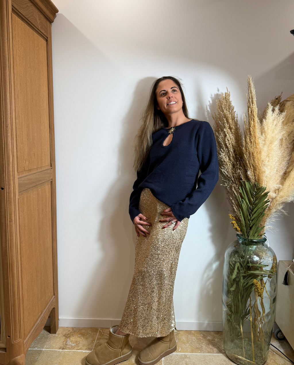 Pull bleu marine – Détail broche soleil – Maille douce Le Vestiaire de Charline