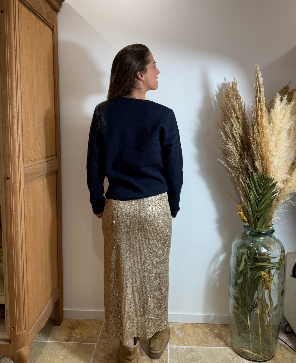 Pull bleu marine – Détail broche soleil – Maille douce Le Vestiaire de Charline