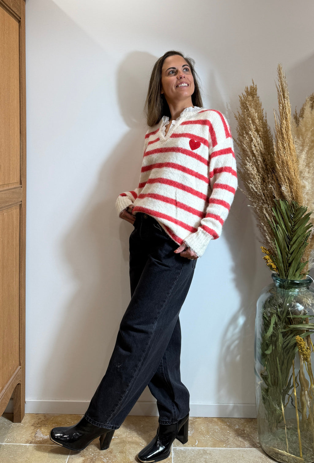 Pull rayé blanc & rouge – Cœur brodé – Col dentelle Le Vestiaire de Charline