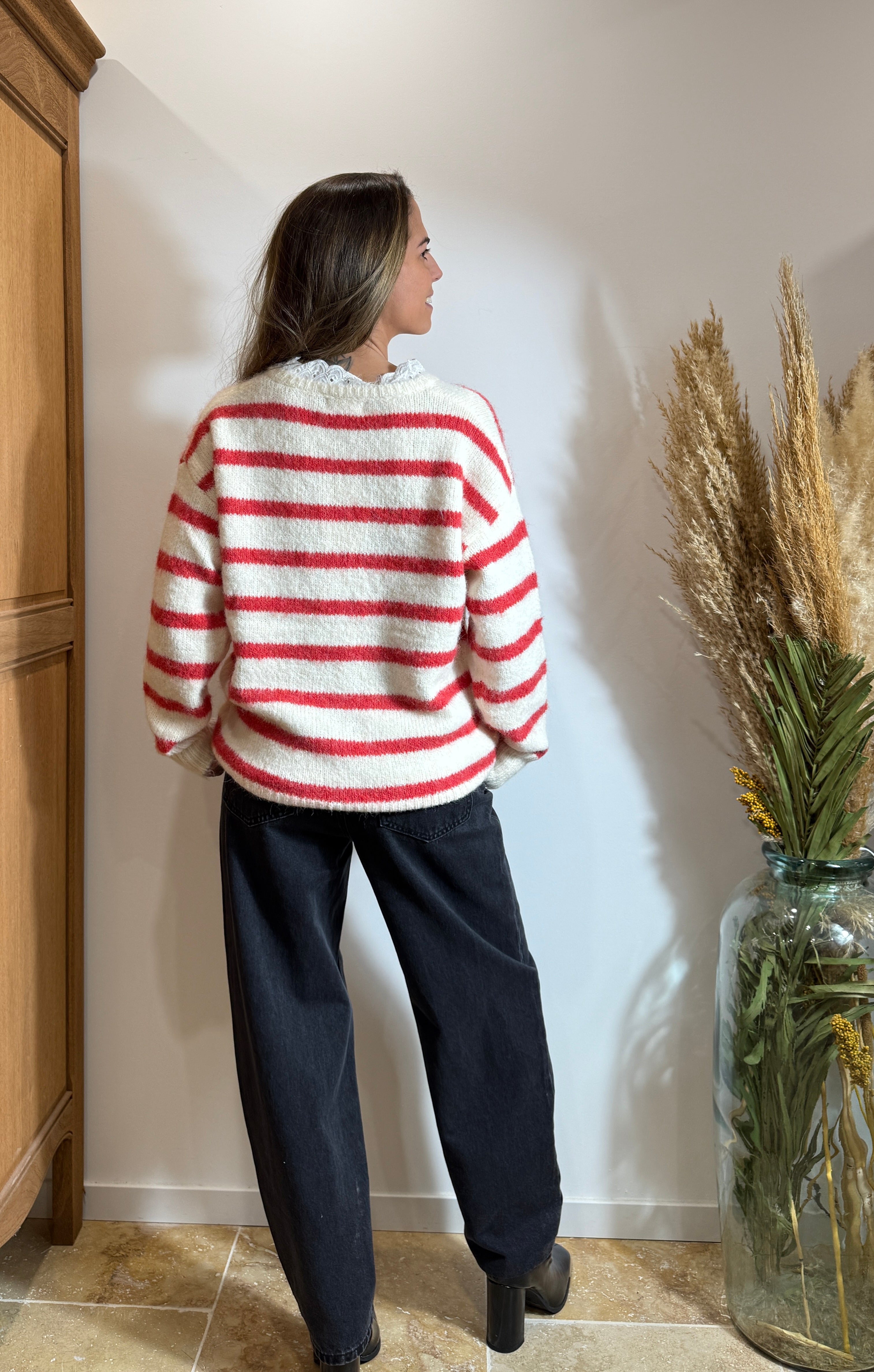 Pull rayé blanc & rouge – Cœur brodé – Col dentelle Le Vestiaire de Charline