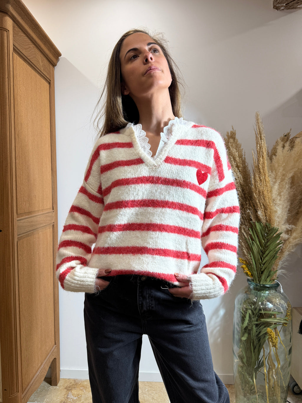 Pull rayé blanc & rouge – Cœur brodé – Col dentelle Le Vestiaire de Charline