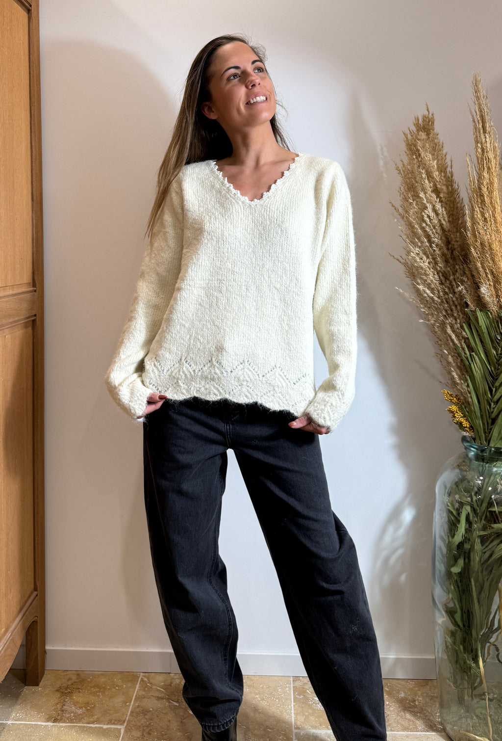 Pull écru – Col V dentelle – Maille douce texturée Le Vestiaire de Charline
