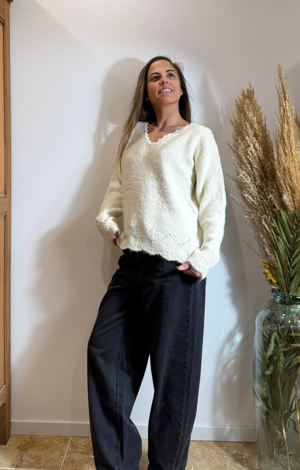 Pull écru – Col V dentelle – Maille douce texturée Le Vestiaire de Charline