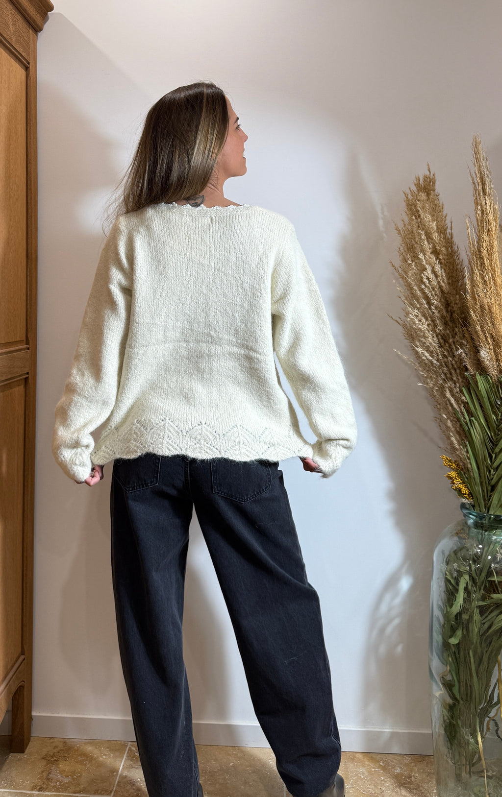 Pull écru – Col V dentelle – Maille douce texturée Le Vestiaire de Charline