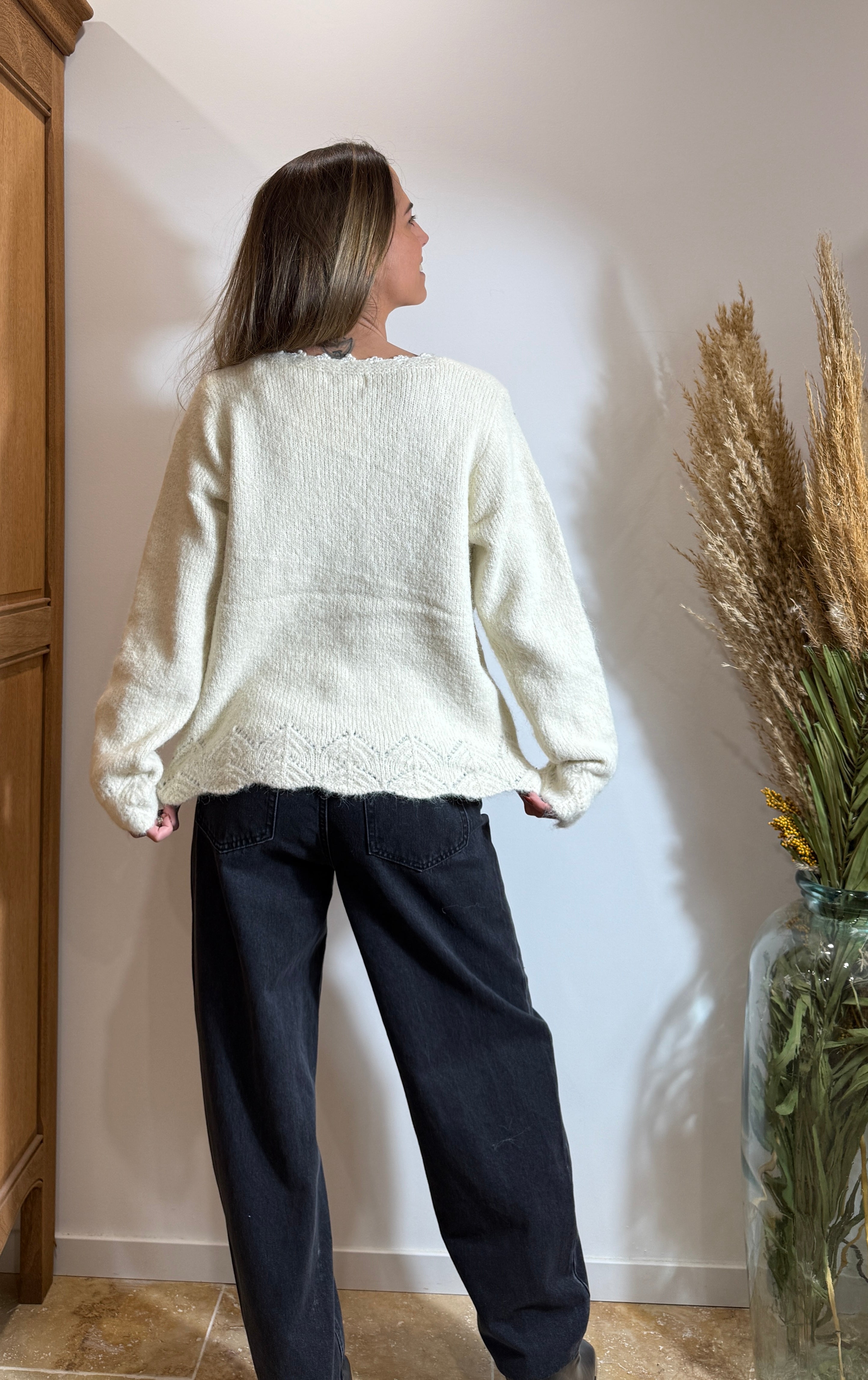 Pull écru – Col V dentelle – Maille douce texturée Le Vestiaire de Charline