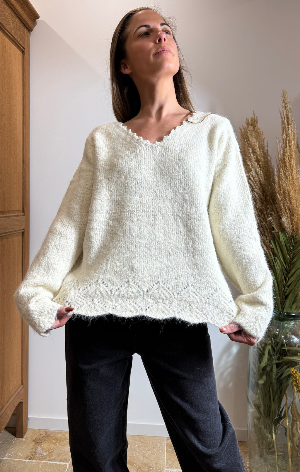 Pull écru – Col V dentelle – Maille douce texturée Le Vestiaire de Charline