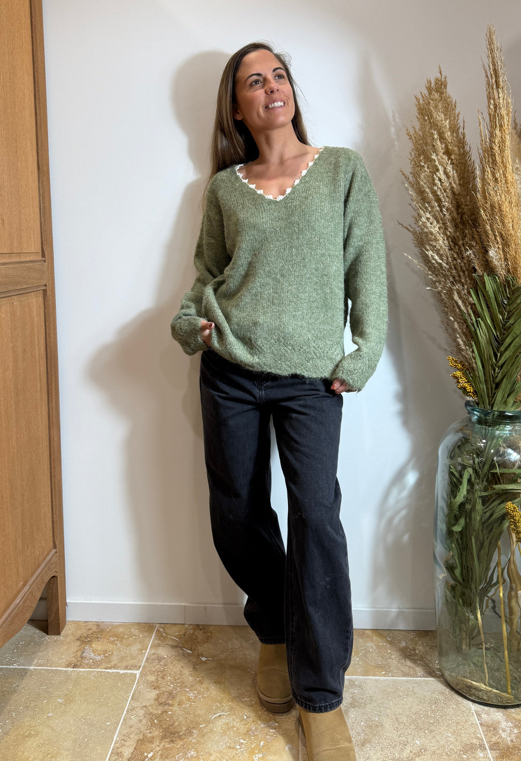 Pull kaki – Col V dentelle – Maille douce texturée Le Vestiaire de Charline