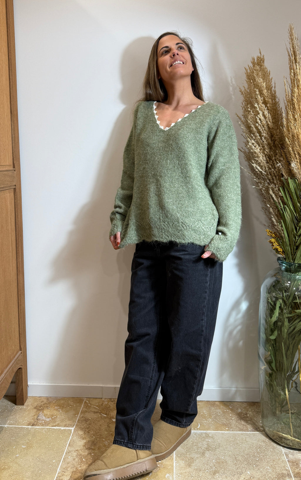 Pull kaki – Col V dentelle – Maille douce texturée Le Vestiaire de Charline