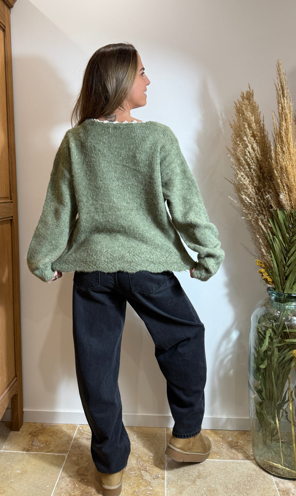 Pull kaki – Col V dentelle – Maille douce texturée Le Vestiaire de Charline