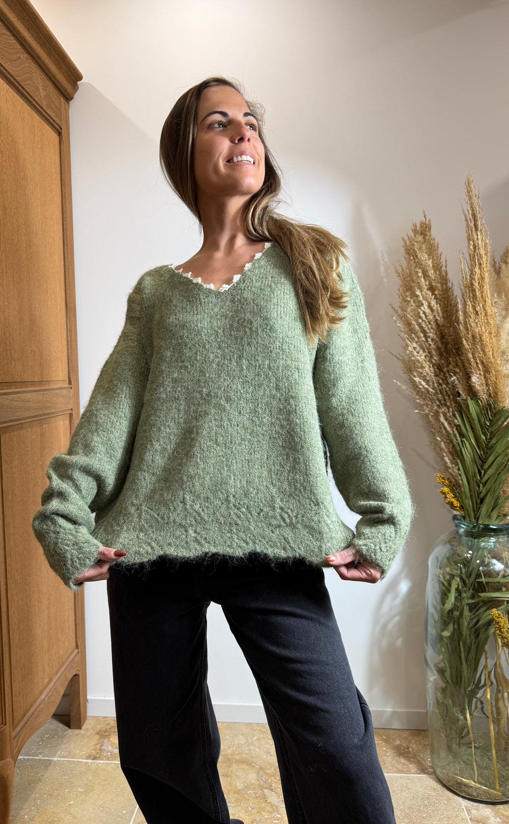 Pull kaki – Col V dentelle – Maille douce texturée Le Vestiaire de Charline