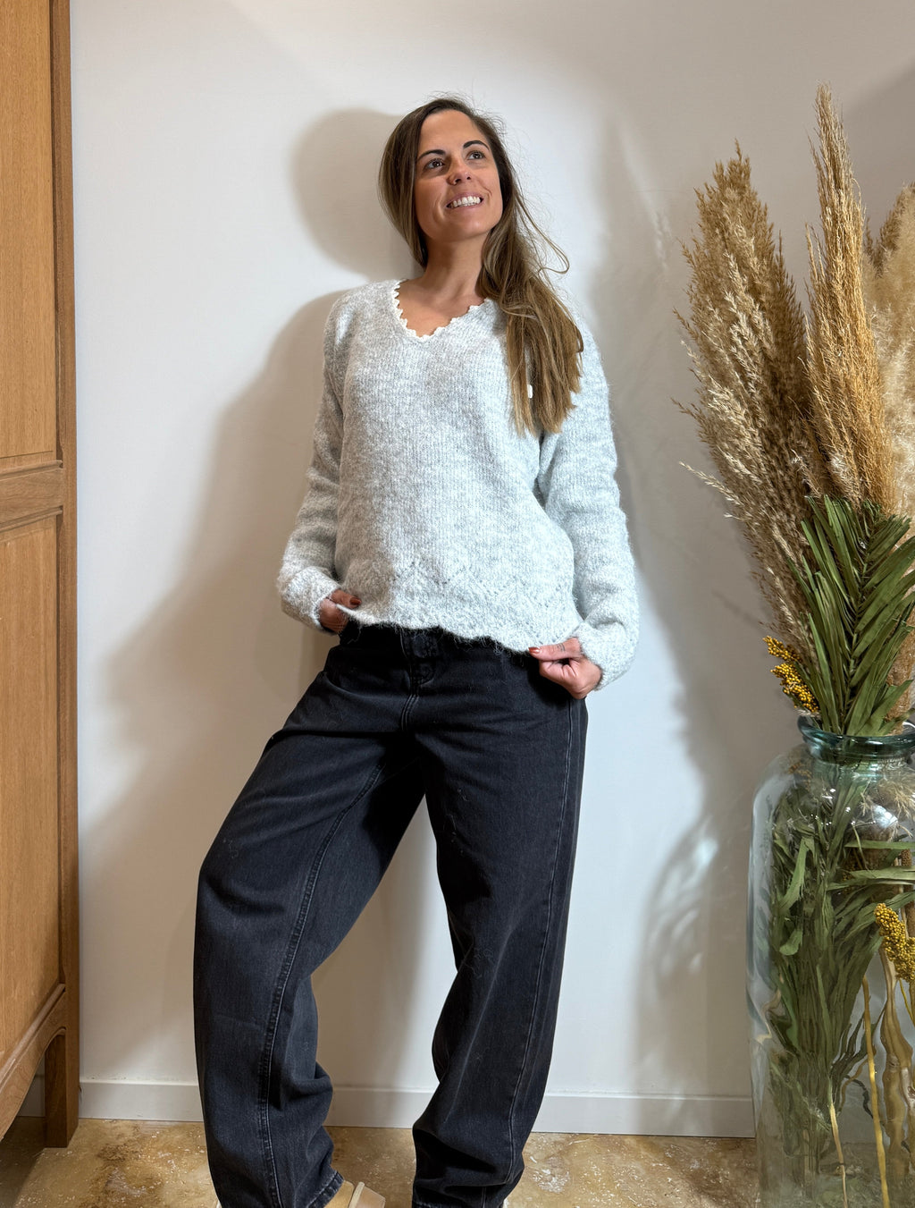 Pull gris – Col V dentelle – Maille douce texturée Le Vestiaire de Charline