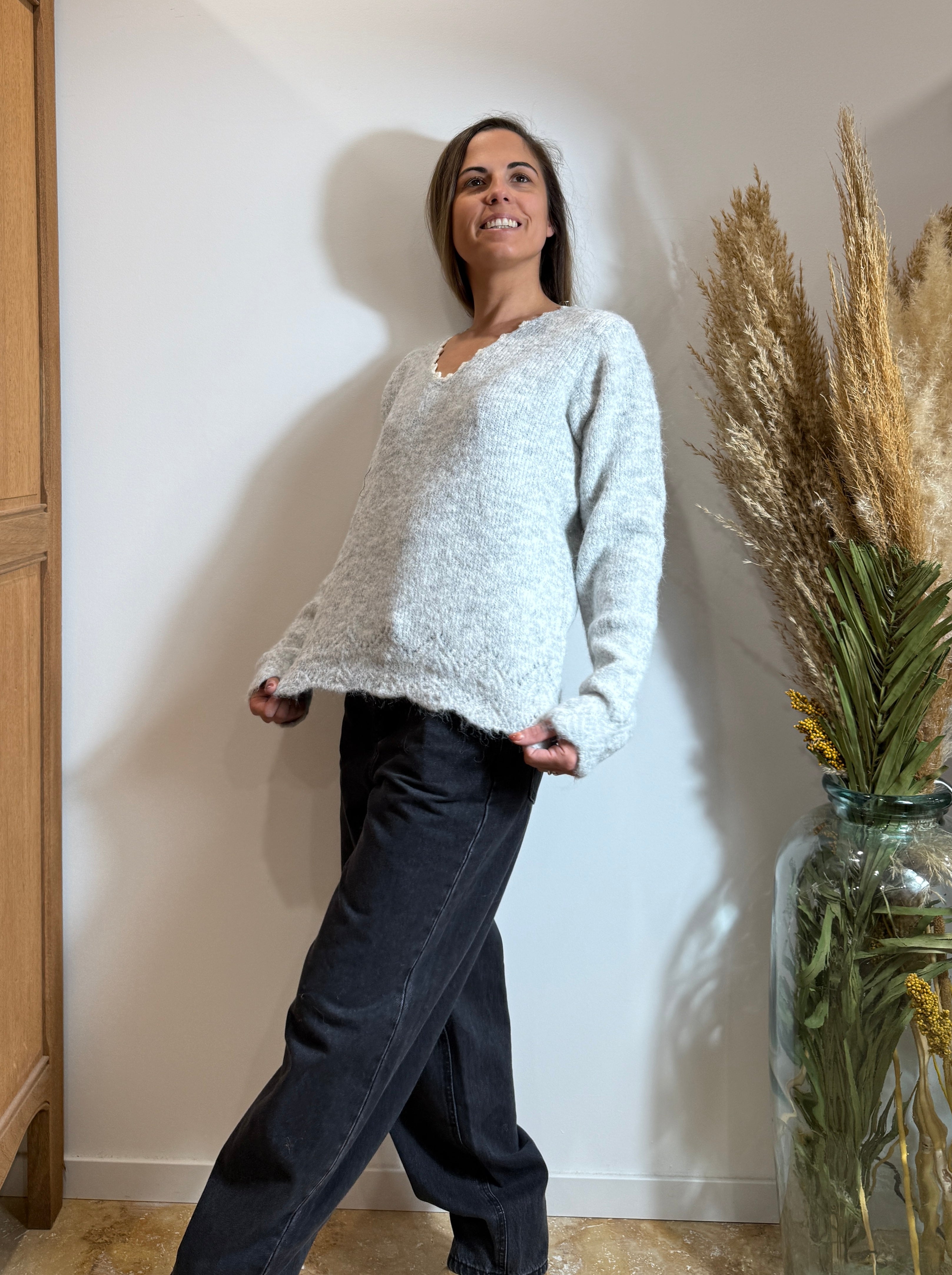 Pull gris – Col V dentelle – Maille douce texturée Le Vestiaire de Charline
