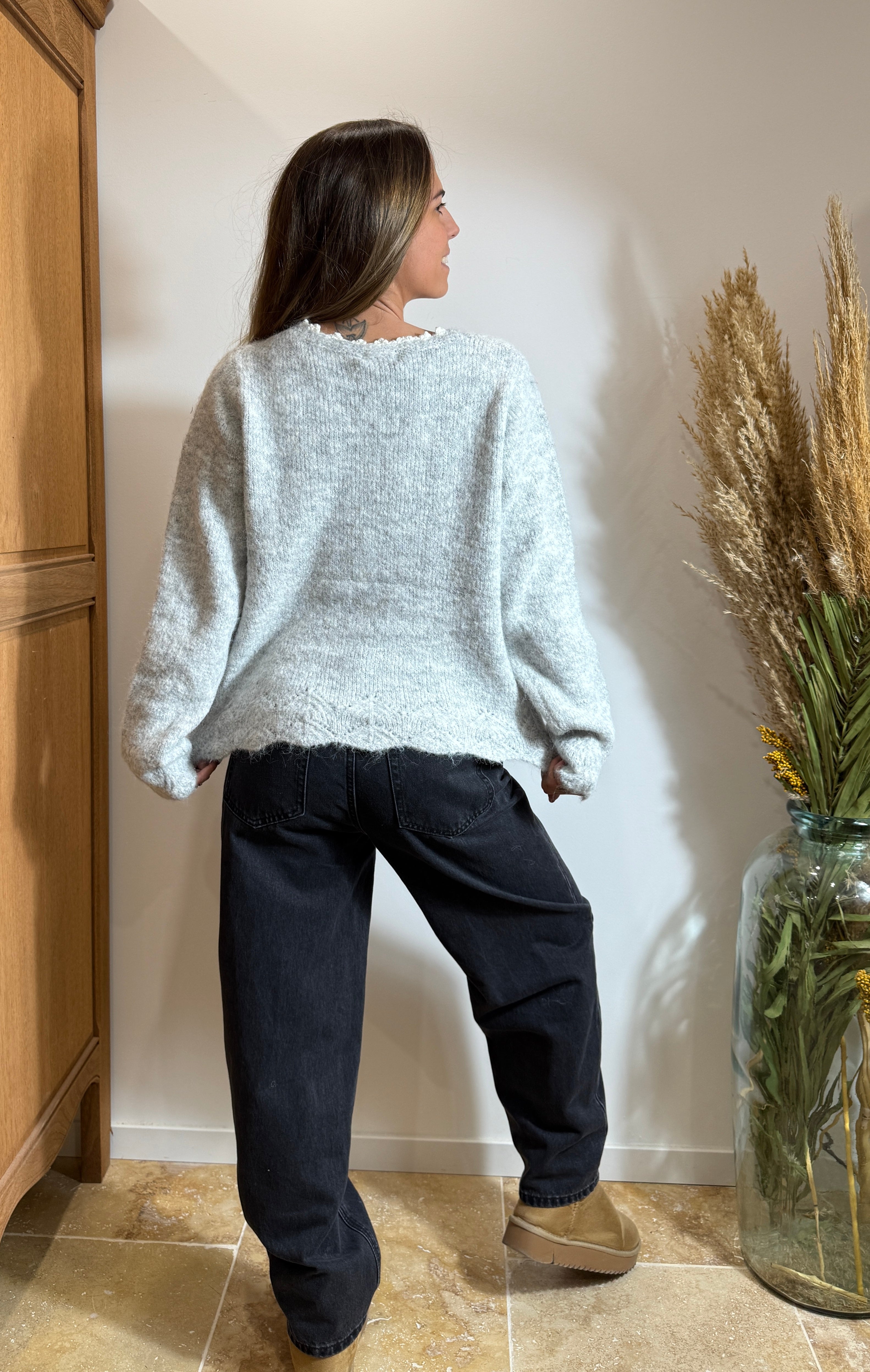 Pull gris – Col V dentelle – Maille douce texturée Le Vestiaire de Charline