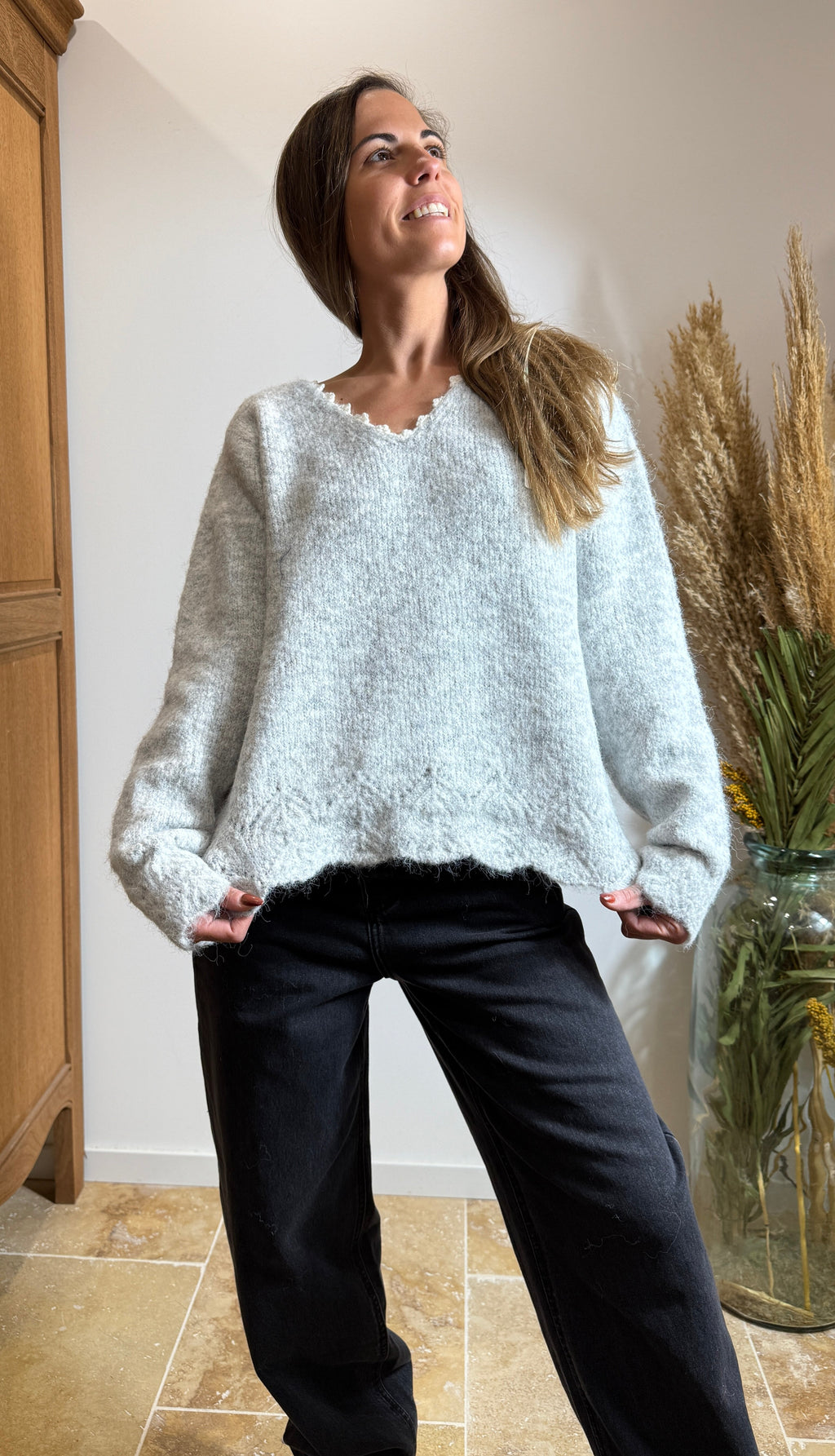 Pull gris – Col V dentelle – Maille douce texturée Le Vestiaire de Charline