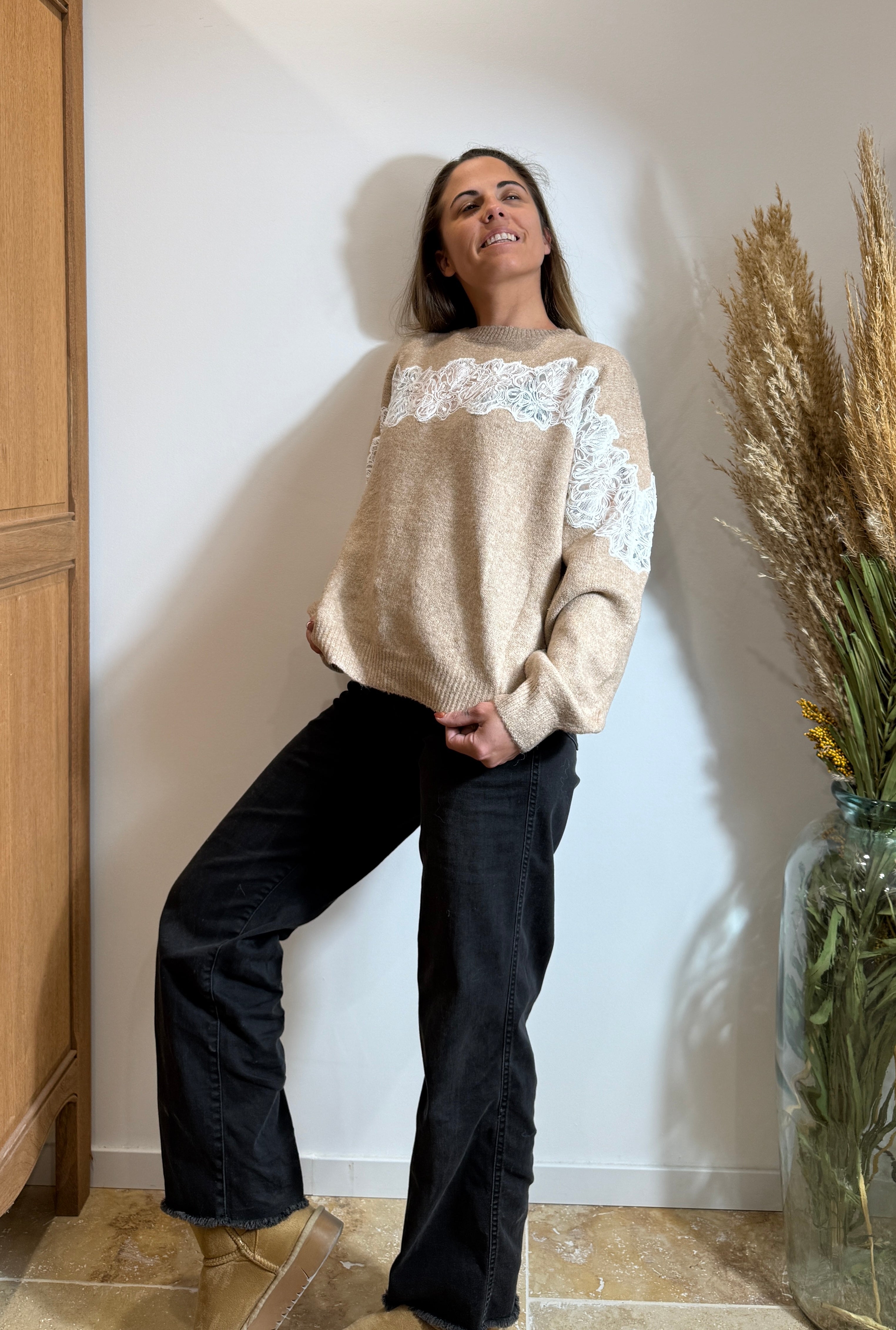 Pull beige – Dentelle appliquée – Maille douce Le Vestiaire de Charline