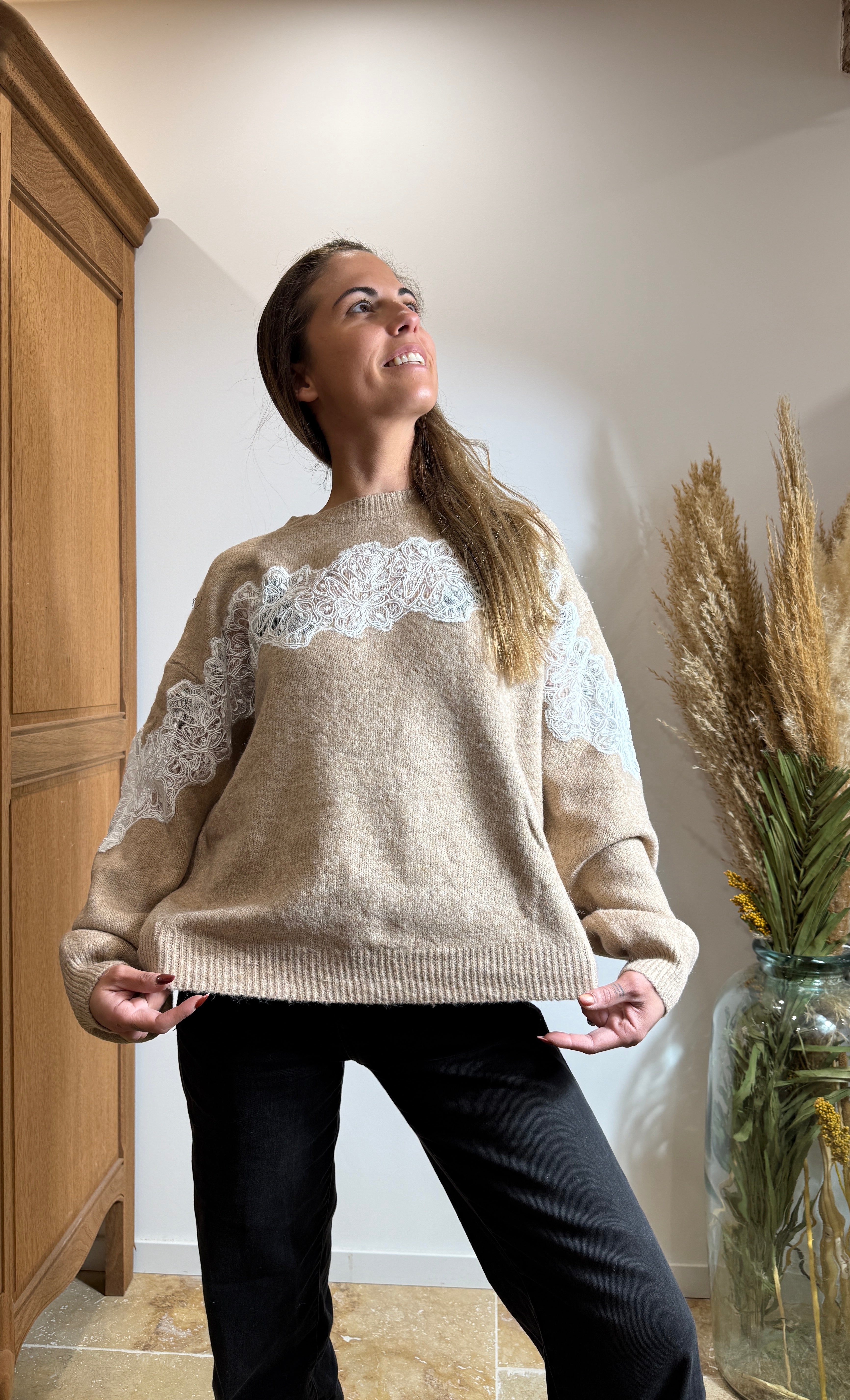 Pull beige – Dentelle appliquée – Maille douce Le Vestiaire de Charline