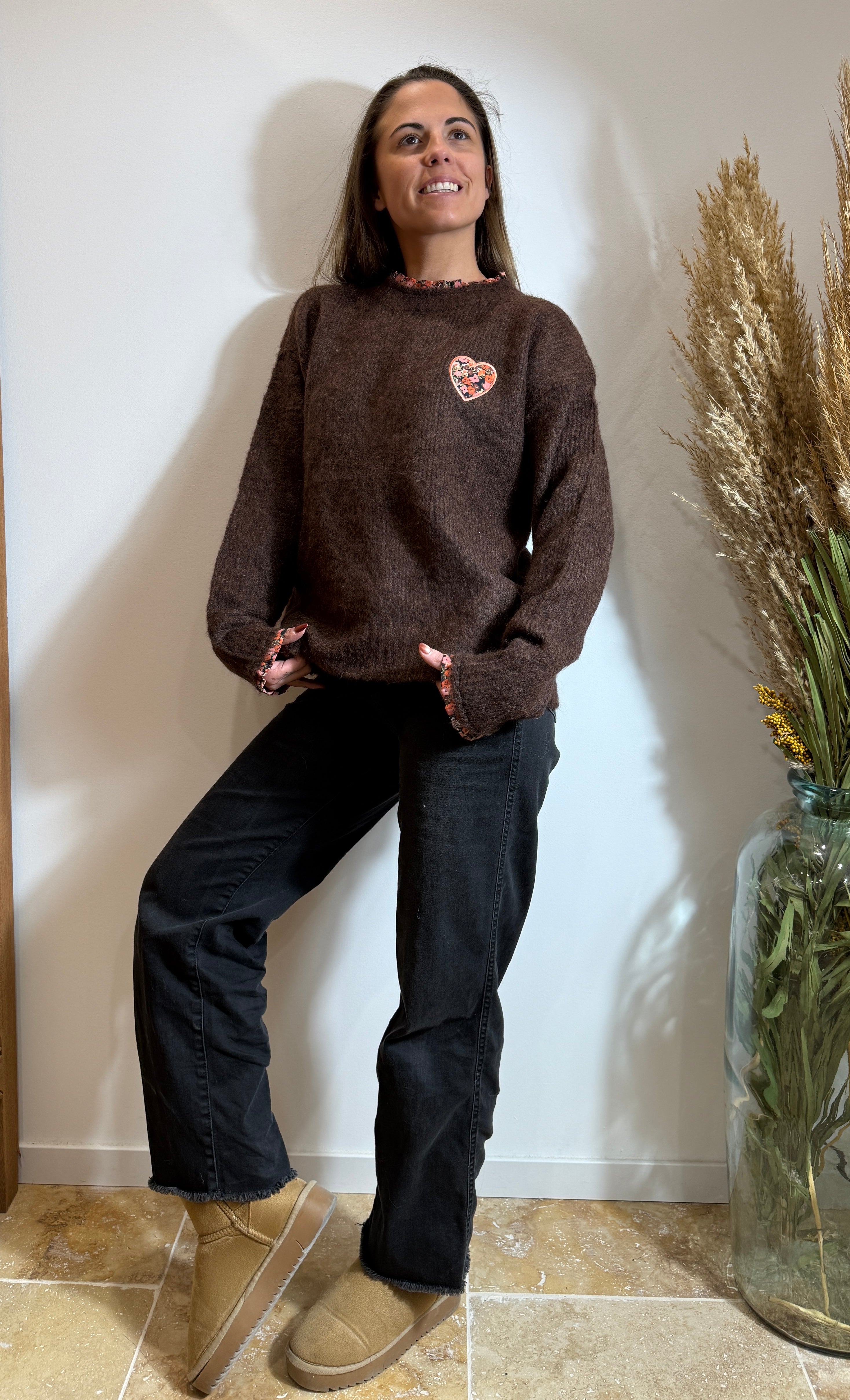 Pull marron – Détails fleuris – Cœur brodé Le Vestiaire de Charline