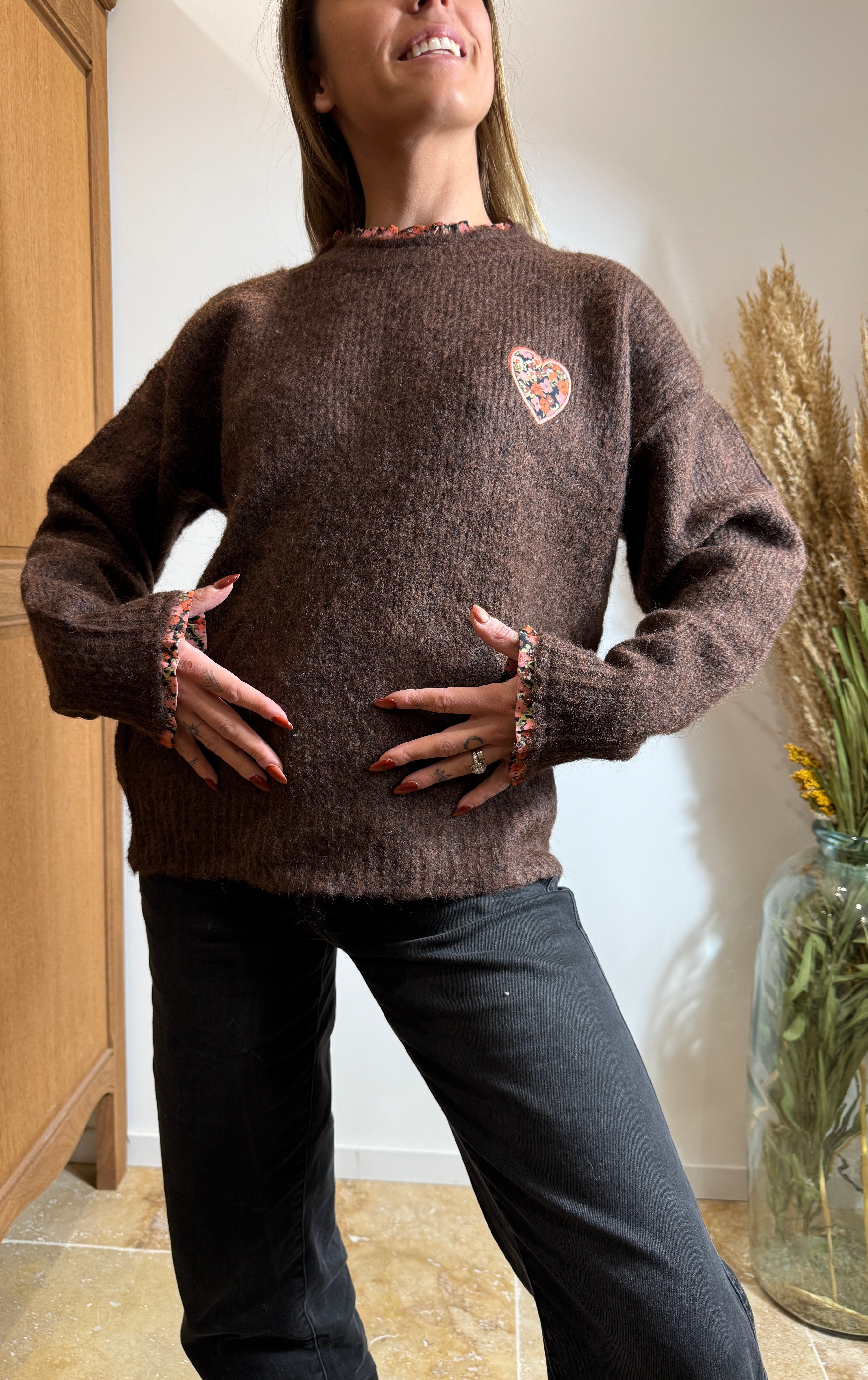 Pull marron – Détails fleuris – Cœur brodé Le Vestiaire de Charline