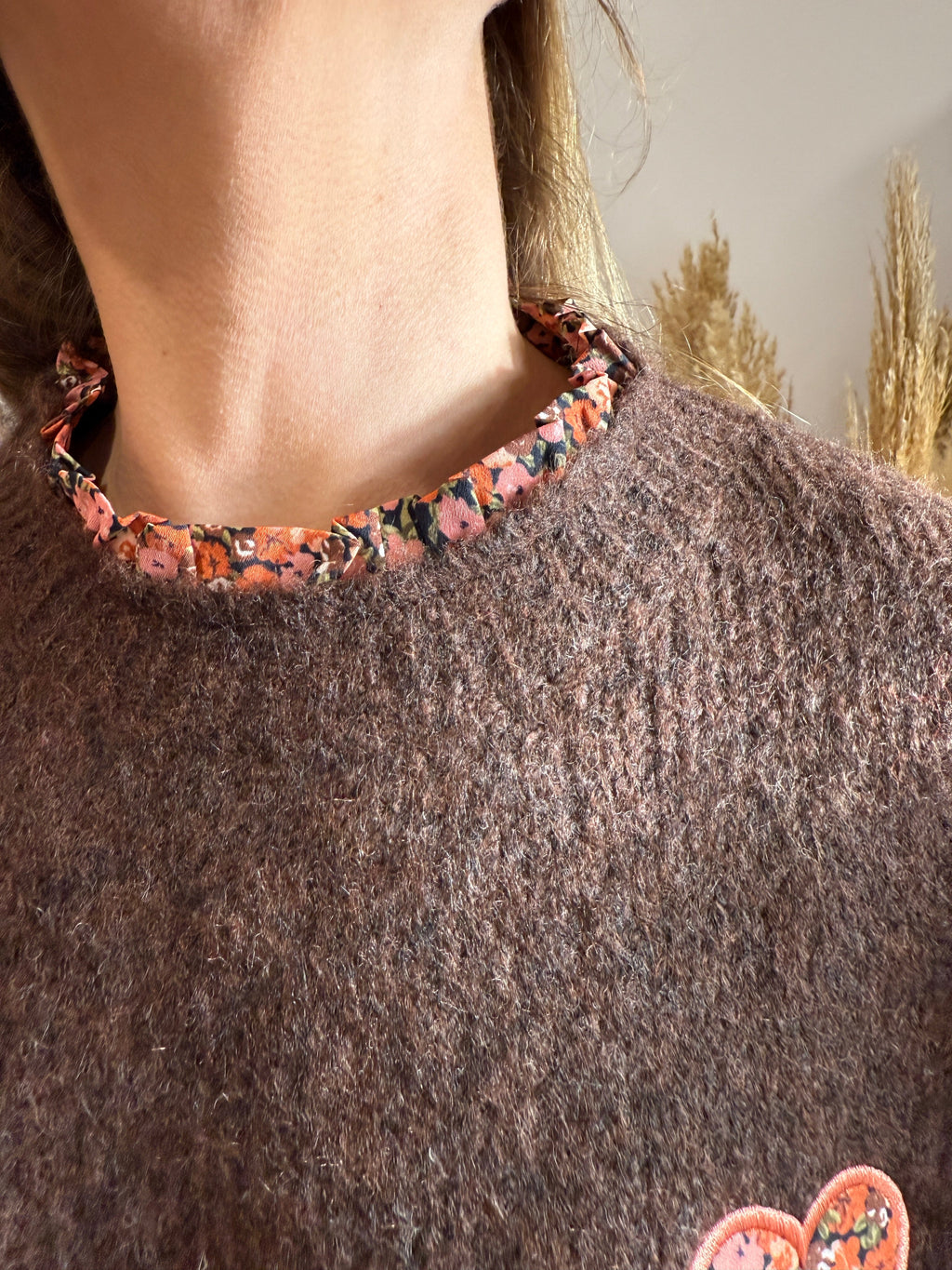 Pull marron – Détails fleuris – Cœur brodé Le Vestiaire de Charline