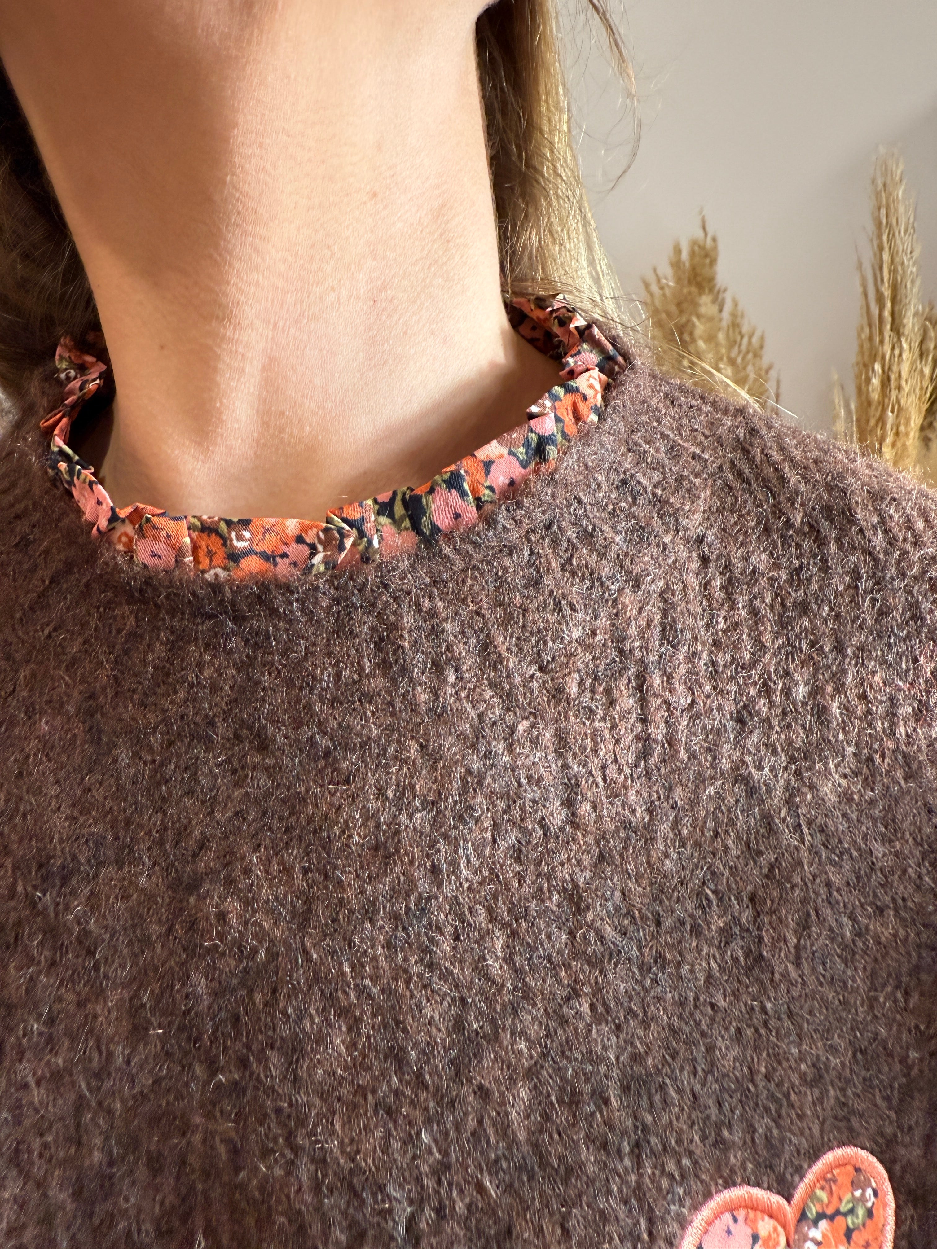 Pull marron – Détails fleuris – Cœur brodé Le Vestiaire de Charline