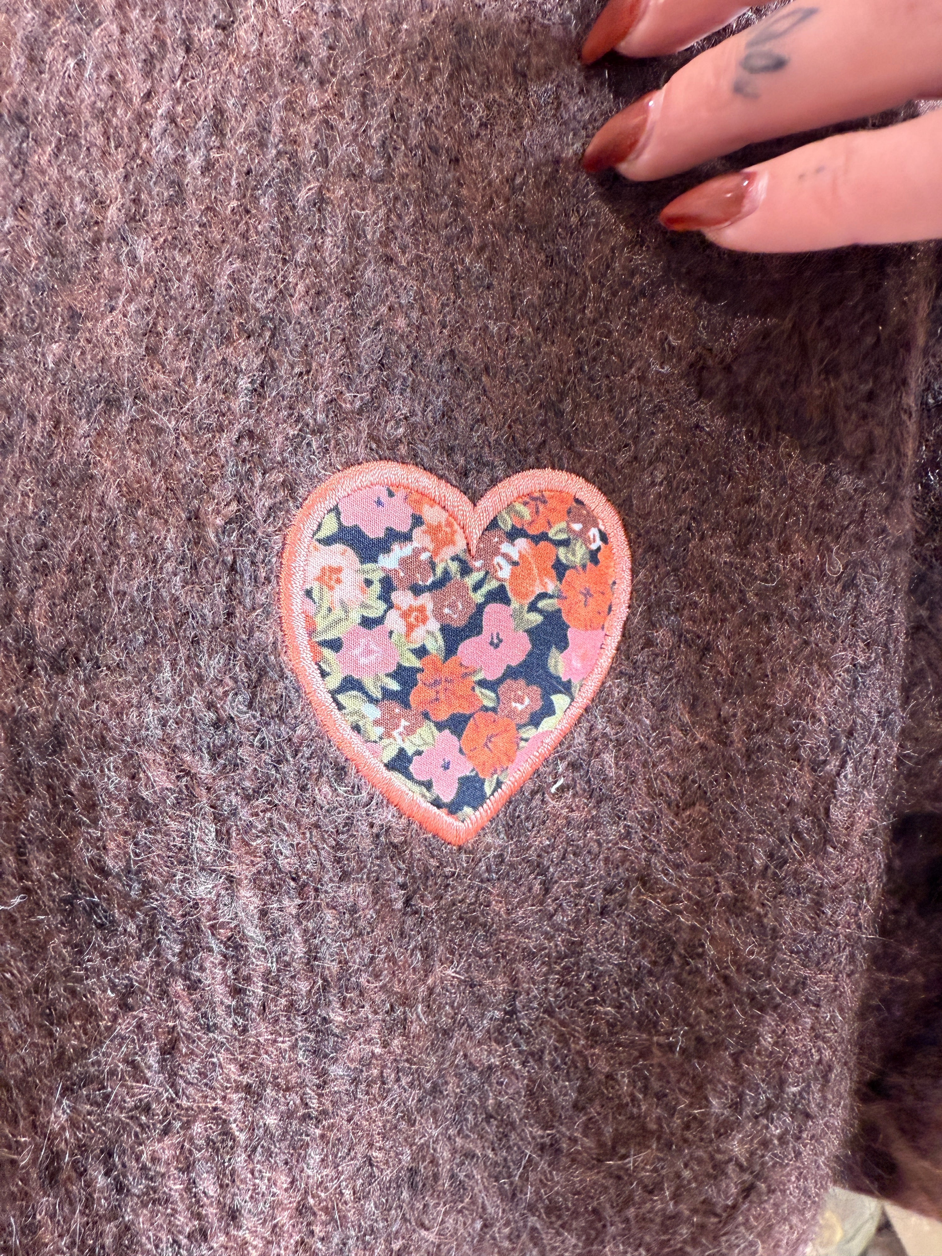 Pull marron – Détails fleuris – Cœur brodé Le Vestiaire de Charline