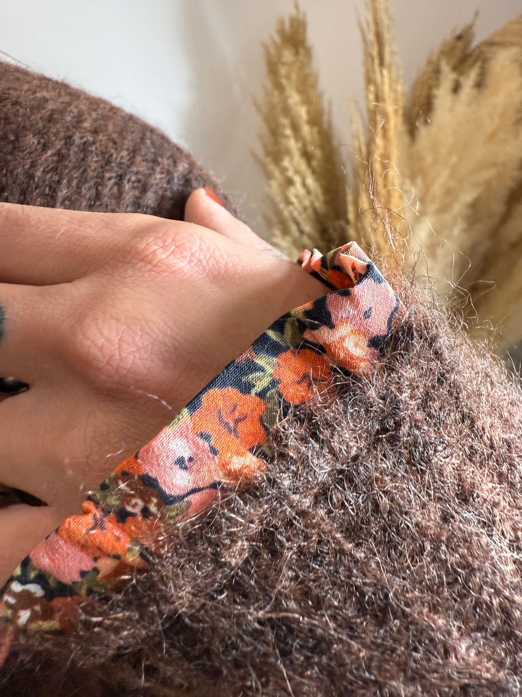 Pull marron – Détails fleuris – Cœur brodé Le Vestiaire de Charline