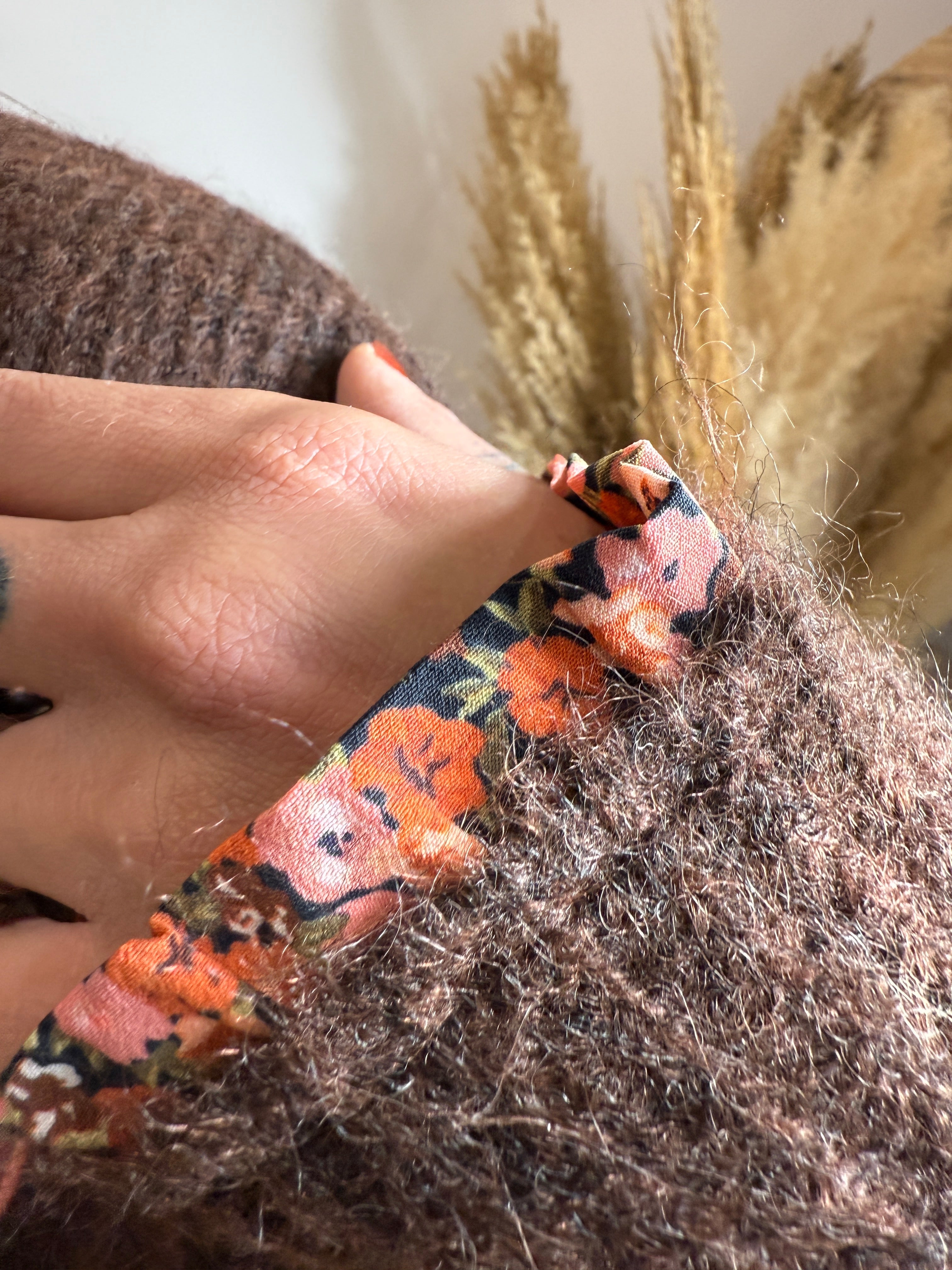 Pull marron – Détails fleuris – Cœur brodé Le Vestiaire de Charline