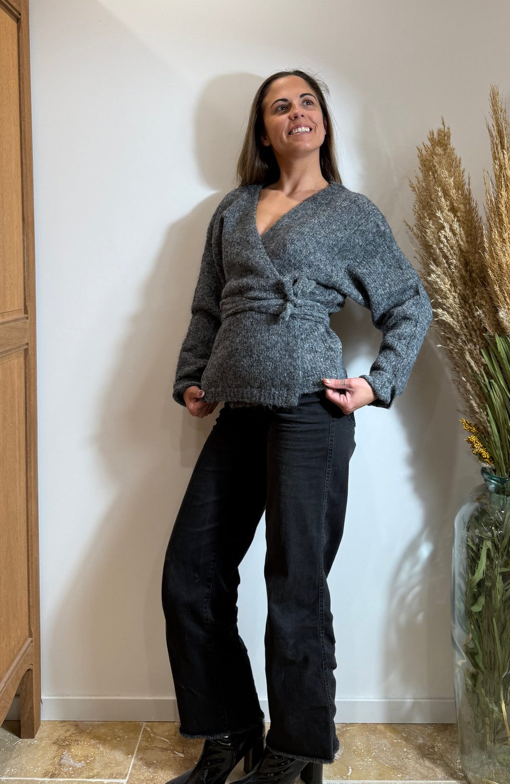 Pull Cache-Cœur Gris – Maille Douce & Ceinture Le Vestiaire de Charline