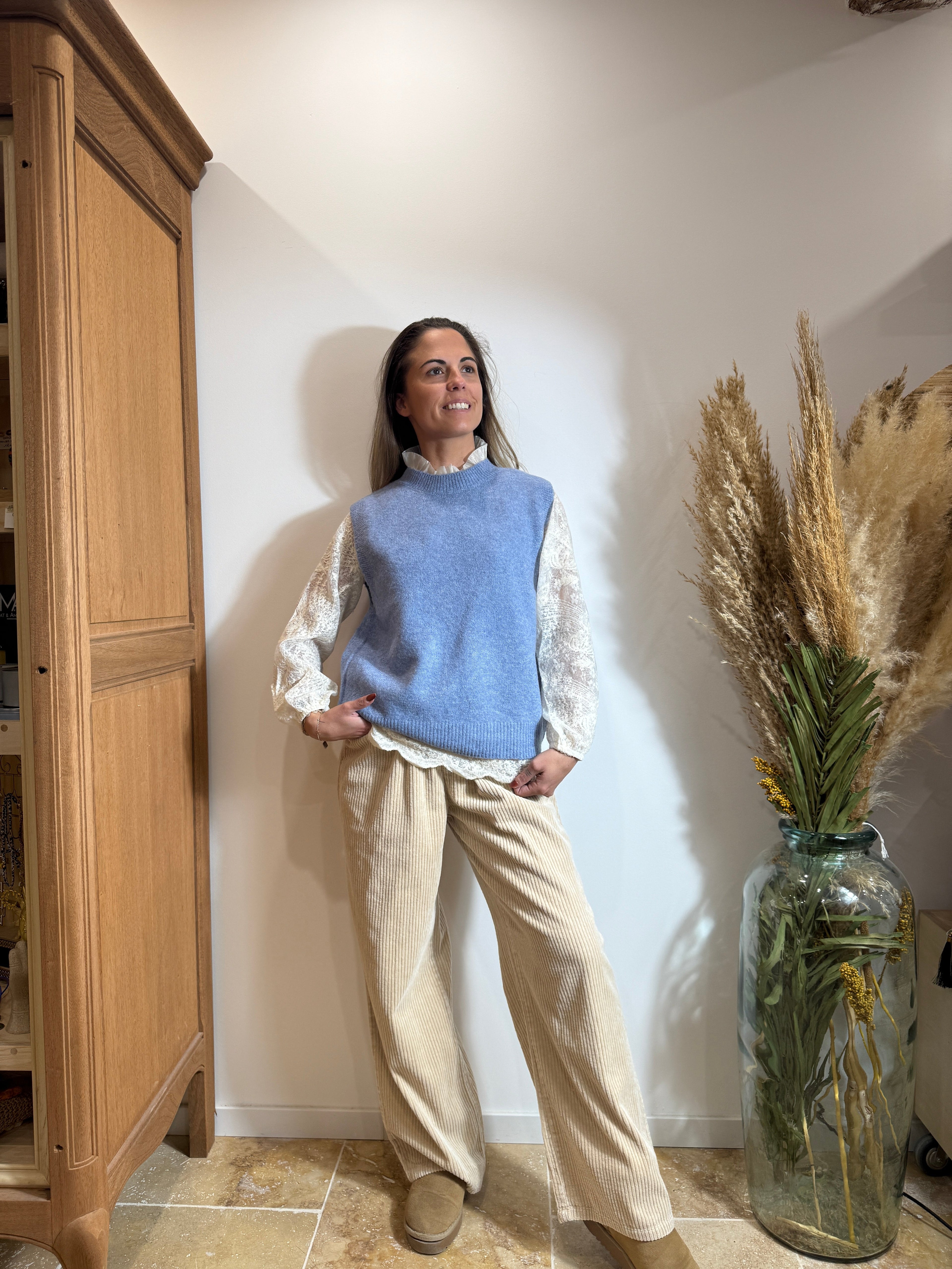 Ensemble chemise dentelle blanche & pull sans manche bleu – Look élégant Le Vestiaire de Charline