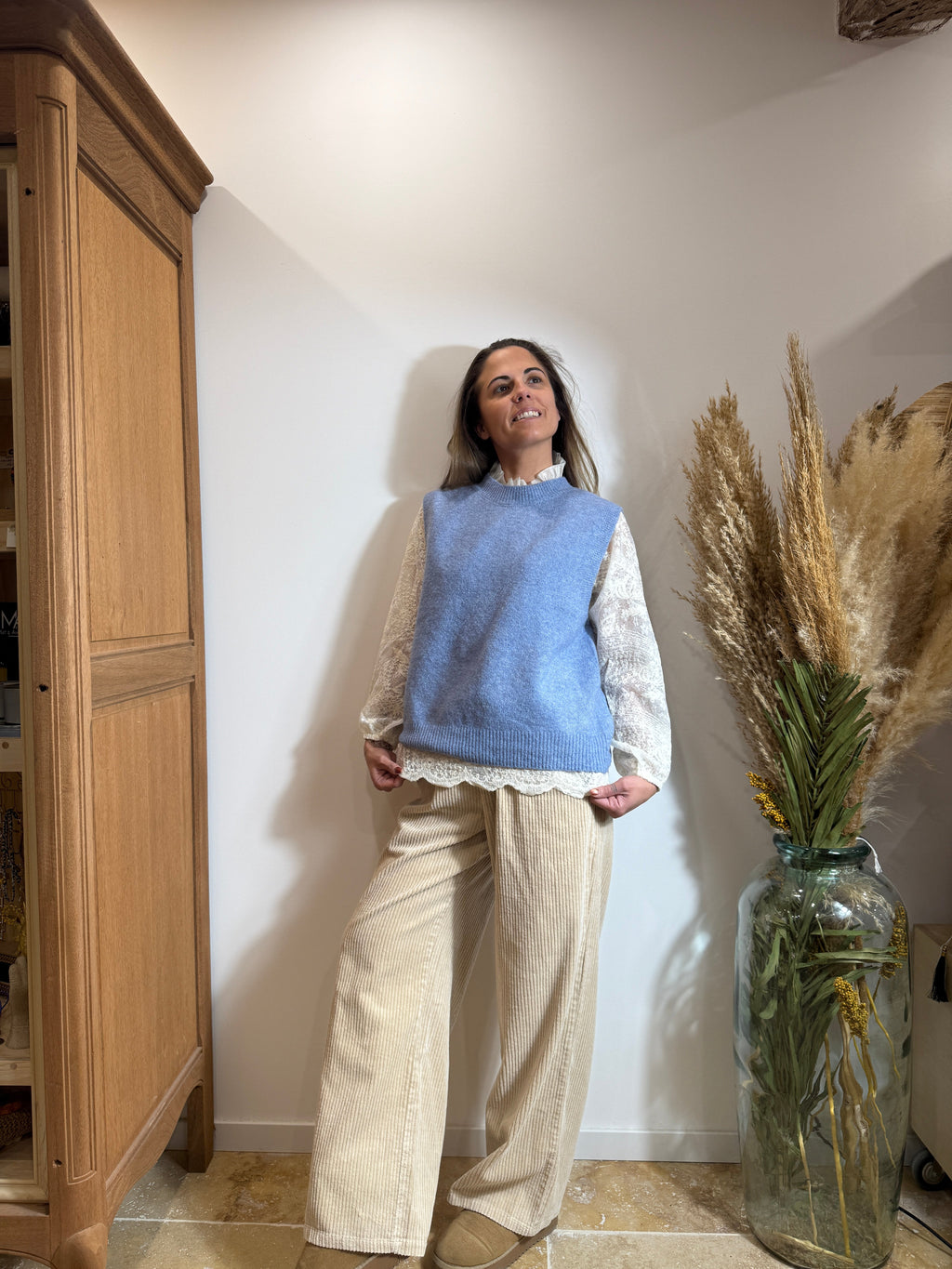 Ensemble chemise dentelle blanche & pull sans manche bleu – Look élégant Le Vestiaire de Charline