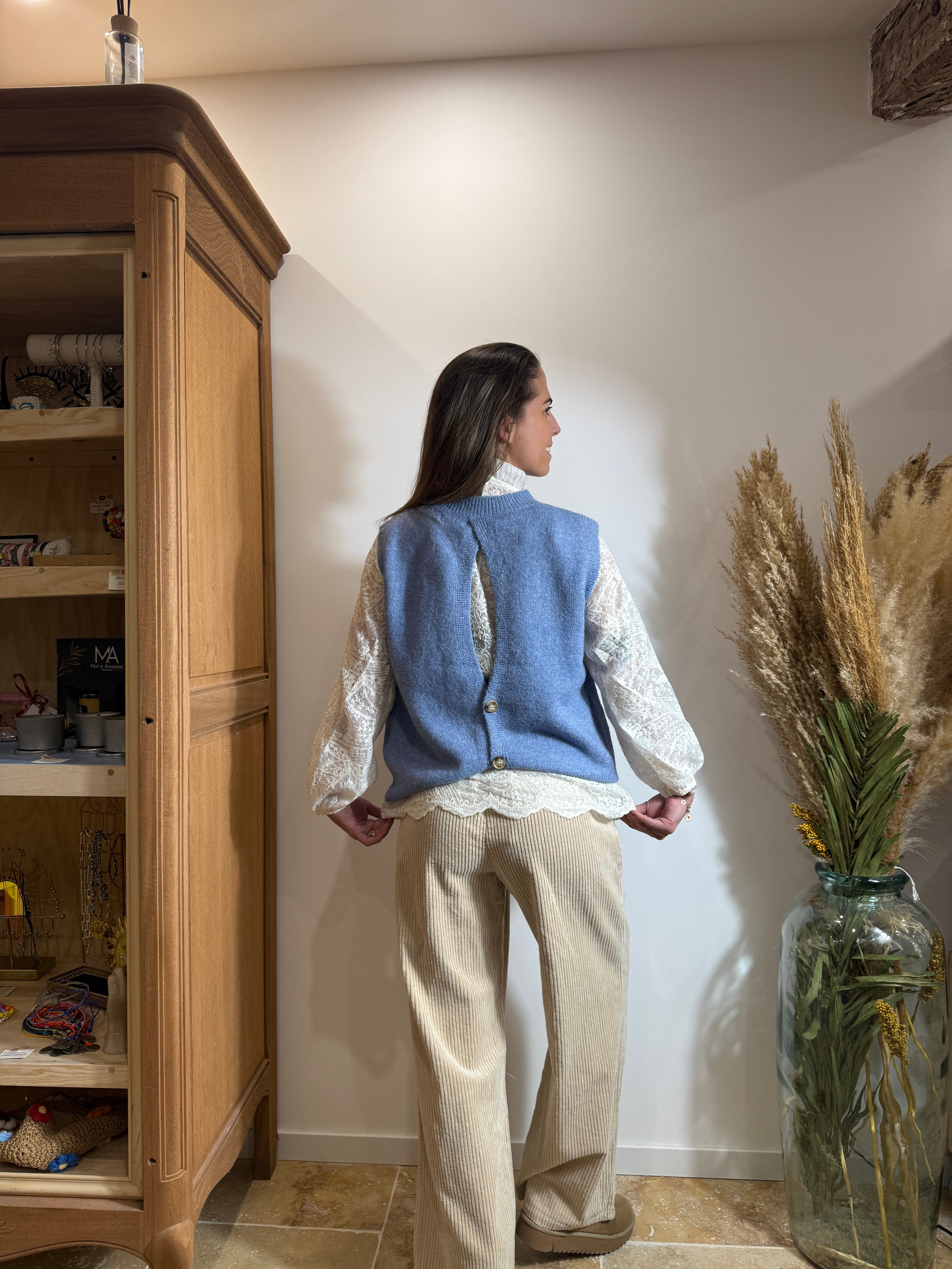 Ensemble chemise dentelle blanche & pull sans manche bleu – Look élégant Le Vestiaire de Charline