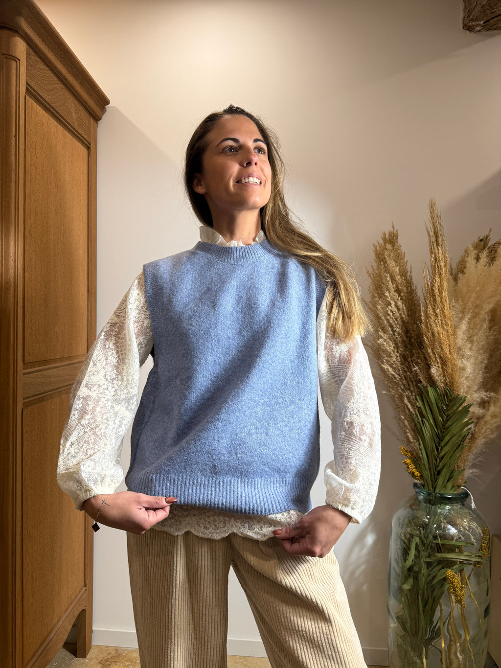 Ensemble chemise dentelle blanche & pull sans manche bleu – Look élégant Le Vestiaire de Charline