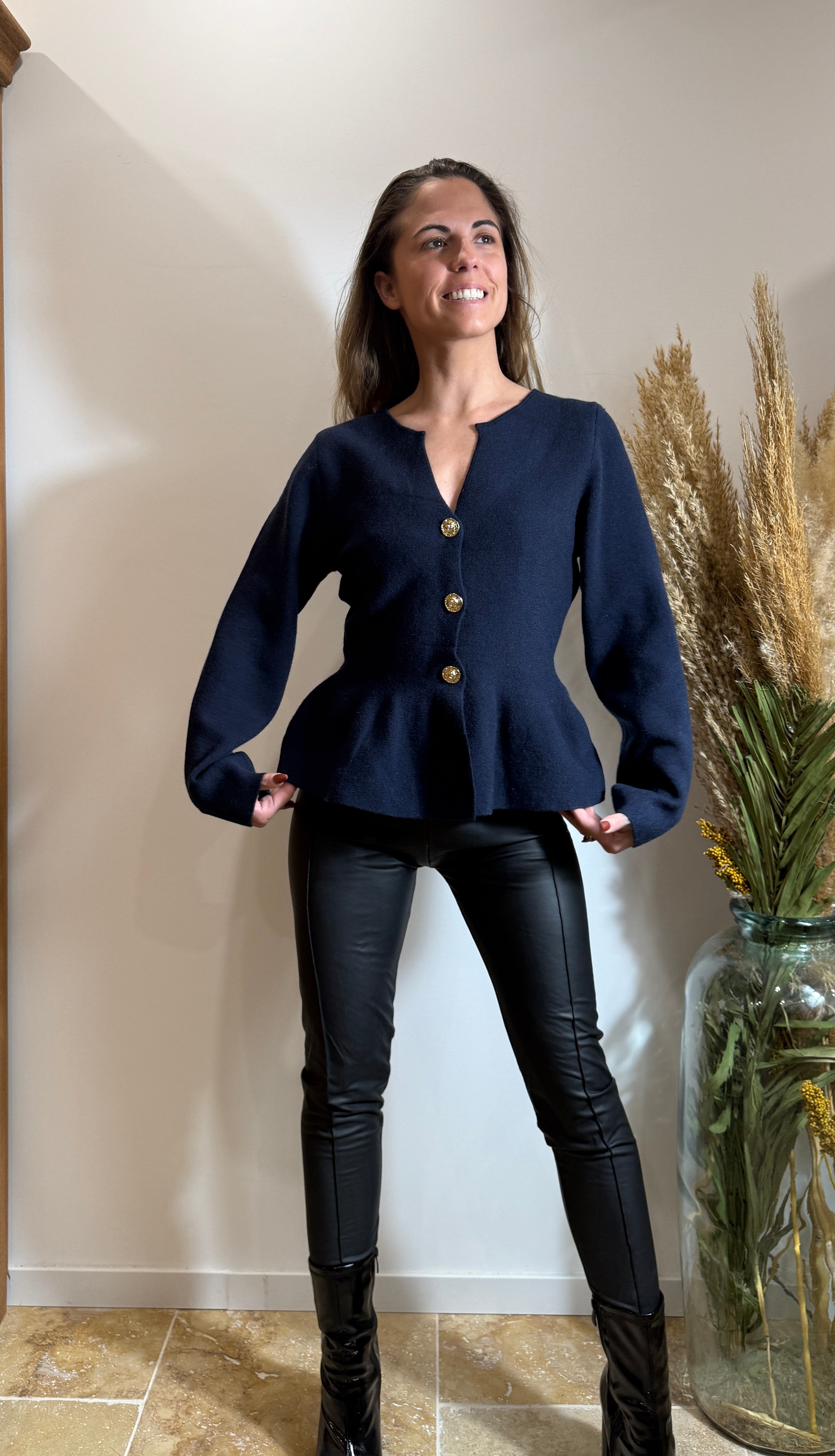 Pull bleu marine élégant – 3 boutons Le Vestiaire de Charline