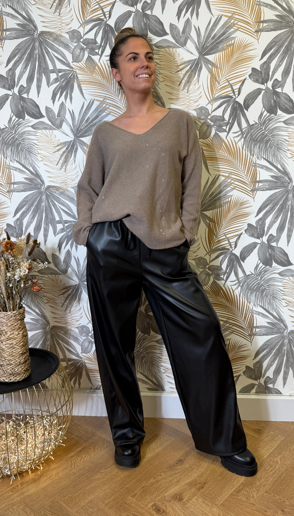 Pull Col V Pailleté – Beige Taupe Le Vestiaire de Charline