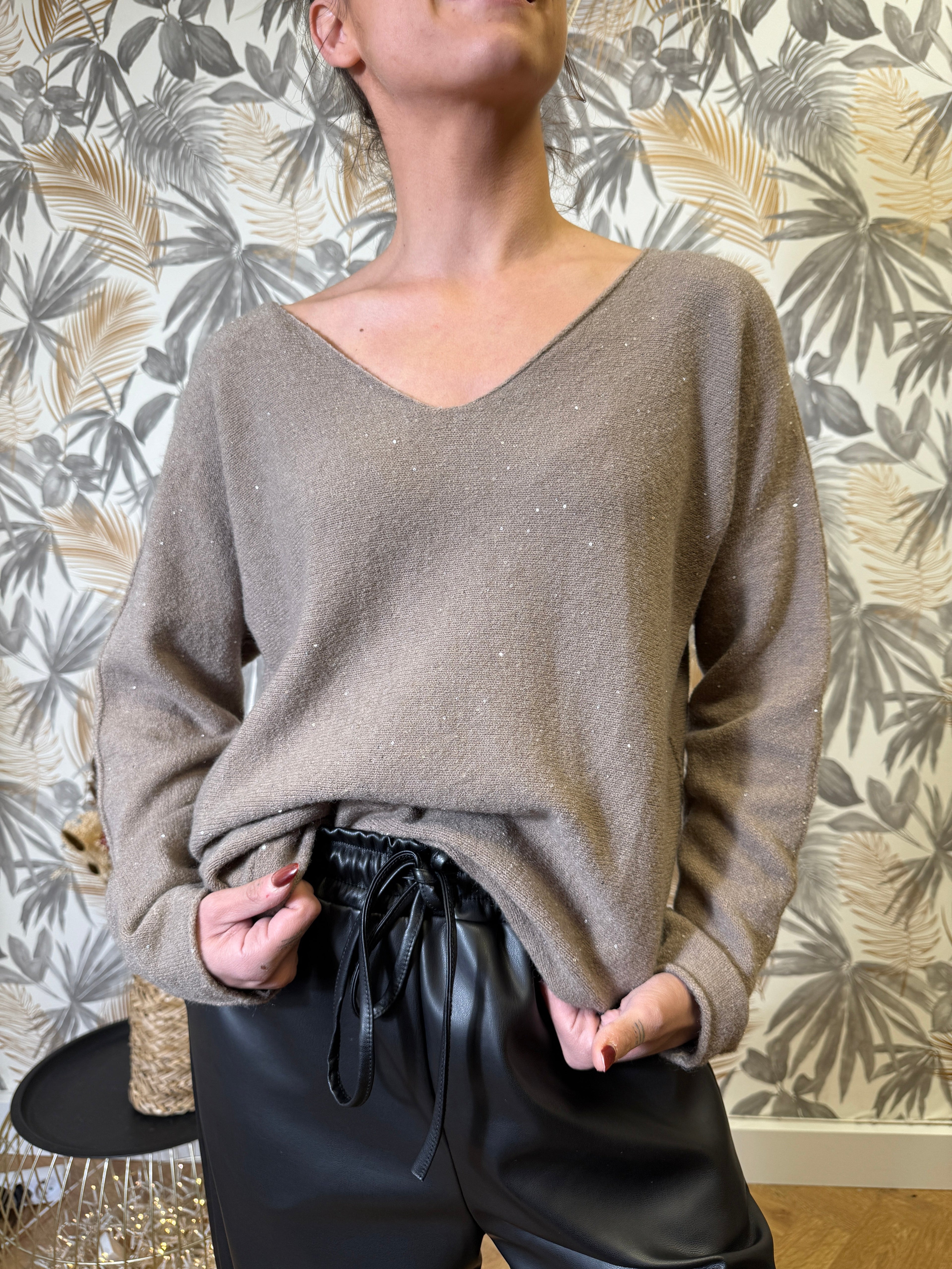 Pull Col V Pailleté – Beige Taupe Le Vestiaire de Charline