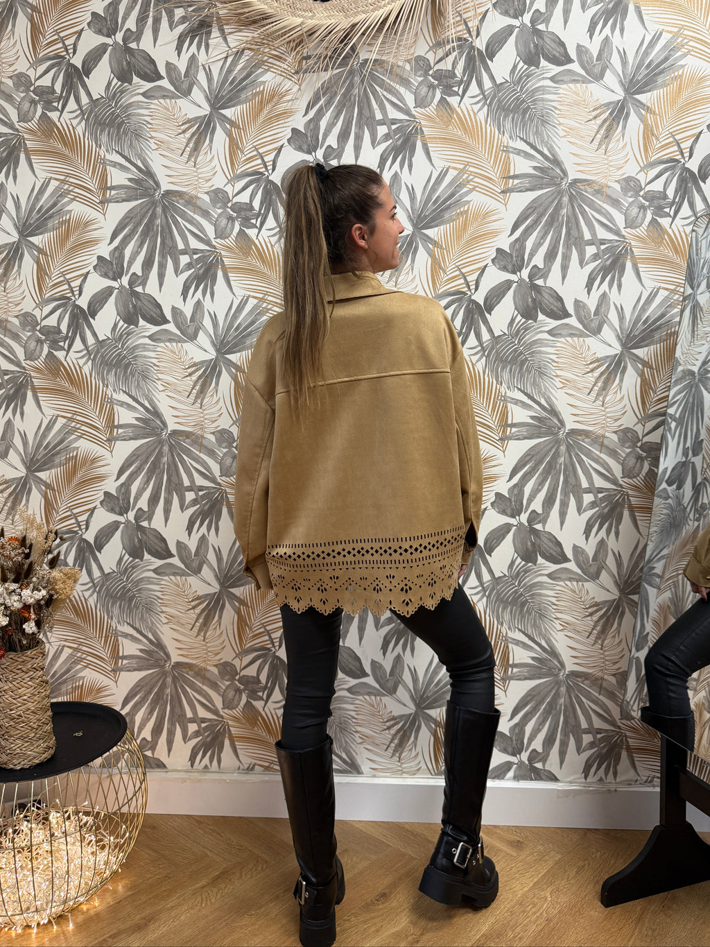 Veste camel ajourée – Détails découpés & style bohème Le Vestiaire de Charline