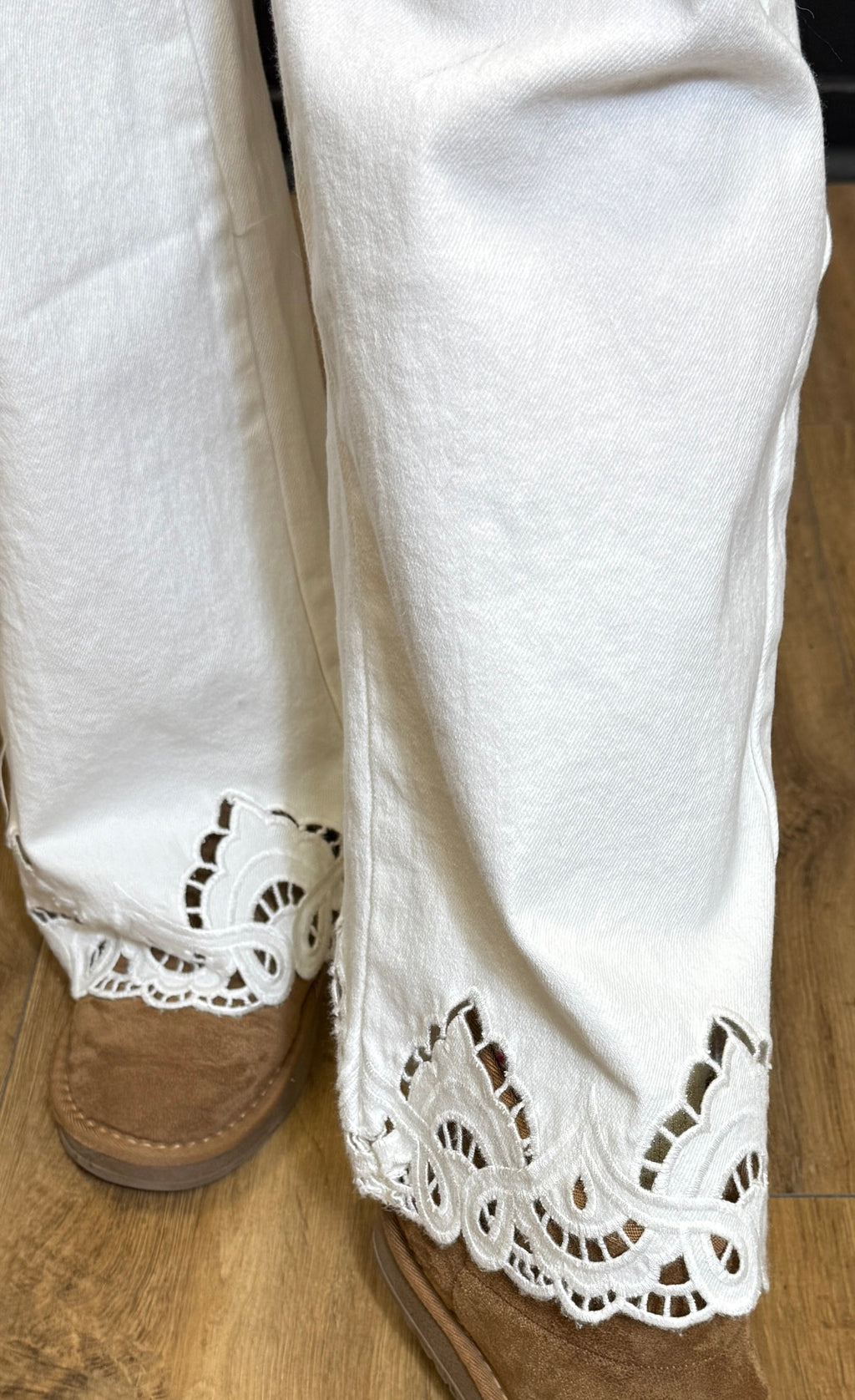 Pantalon blanc brodé – détail ajouré Le Vestiaire de Charline