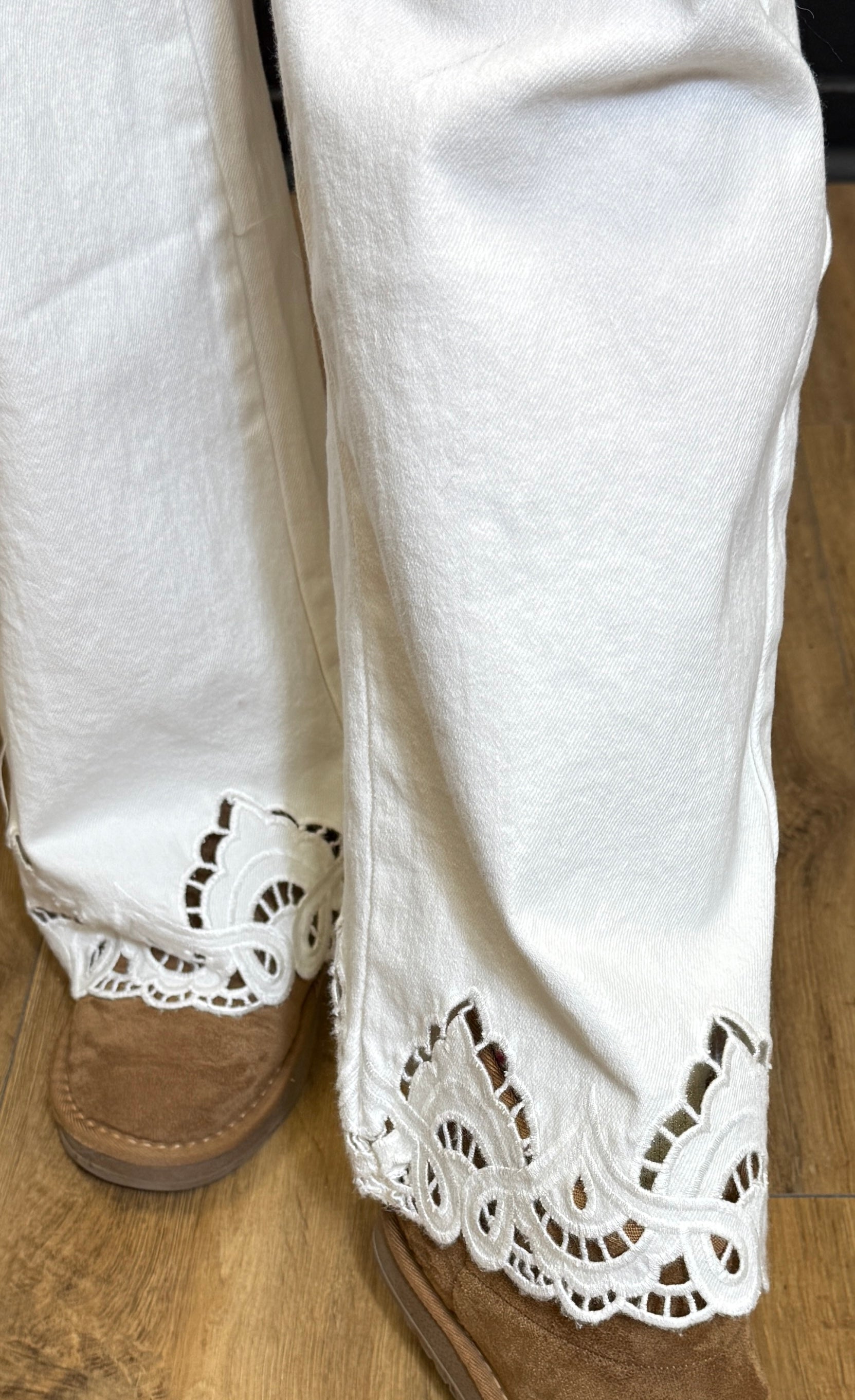 Pantalon blanc brodé – détail ajouré Le Vestiaire de Charline