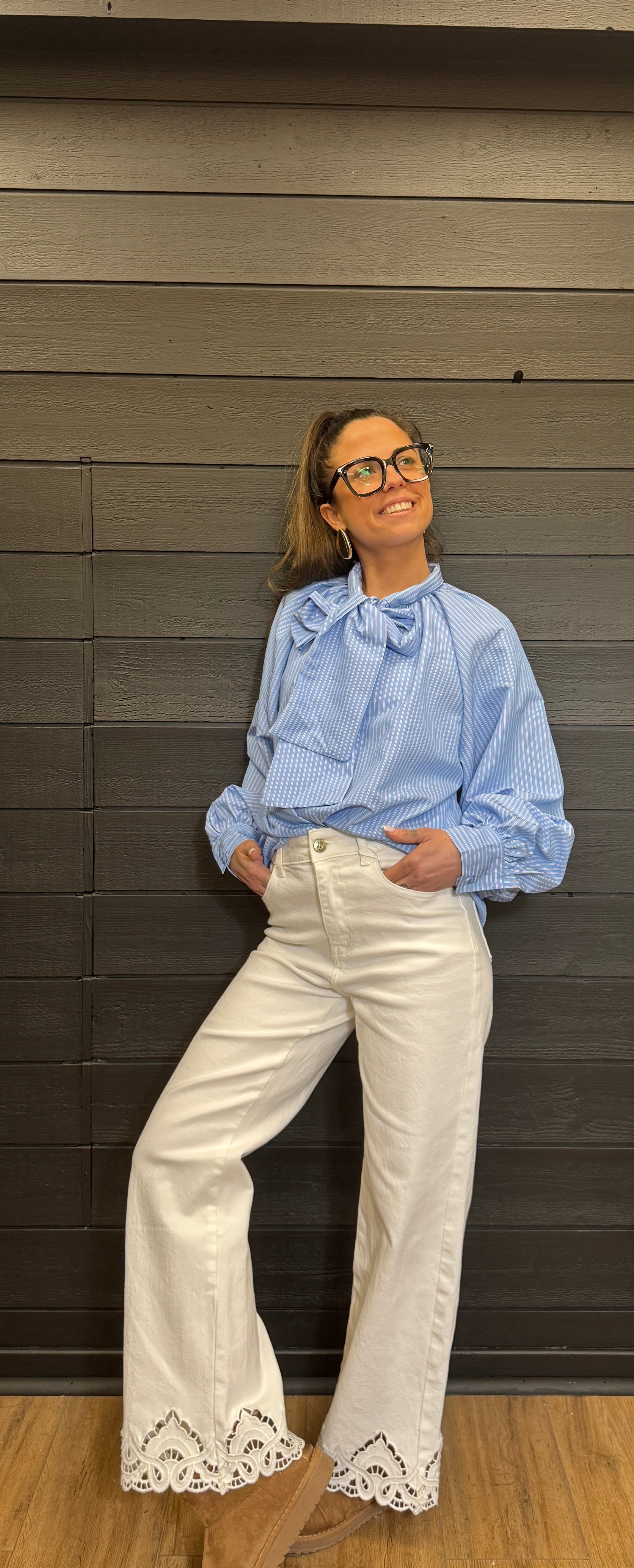 Chemise rayée bleu – détail nœud cravate Le Vestiaire de Charline