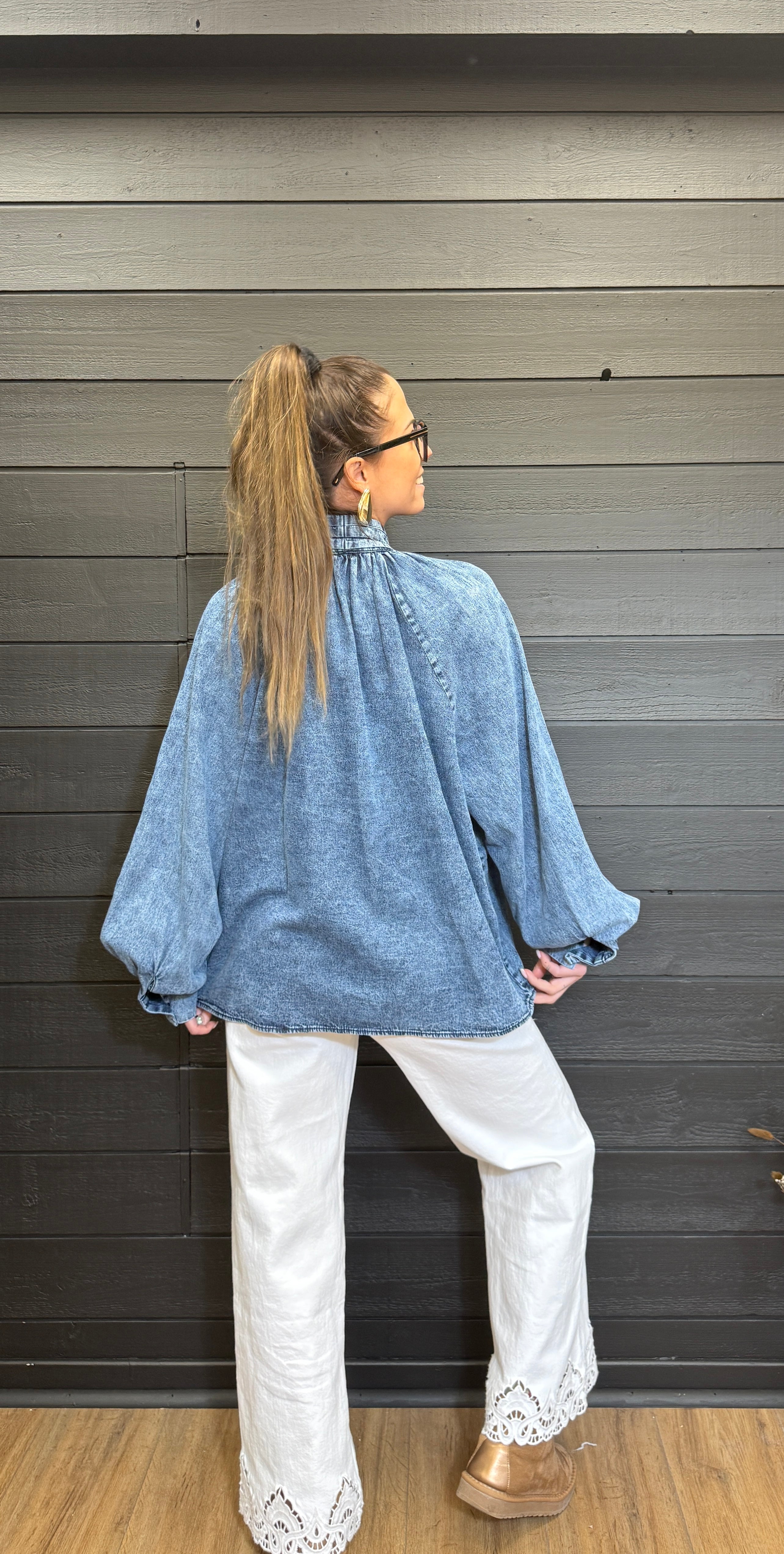 Chemise en jean à nœud – style chic et moderne Le Vestiaire de Charline