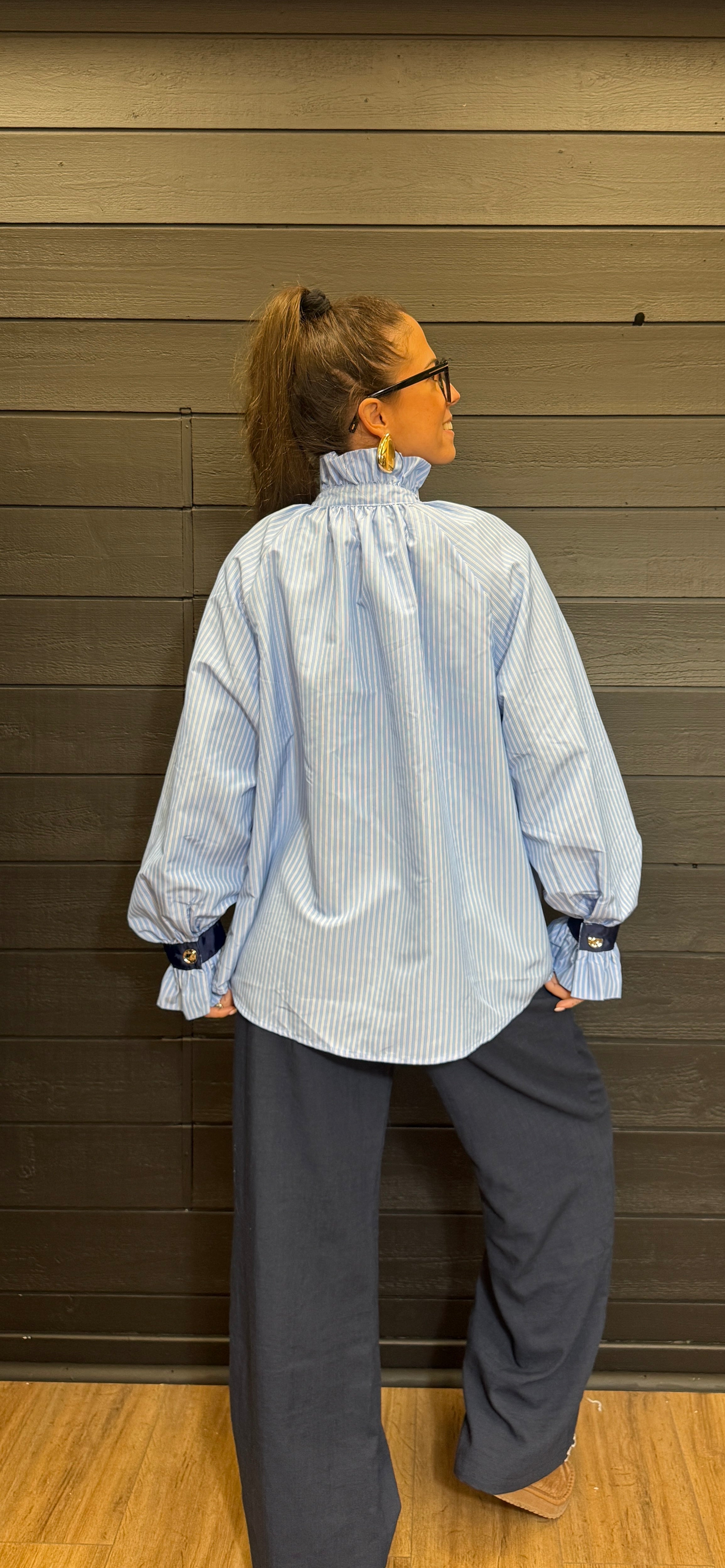 Chemise femme à nœud cravate bleu rayé – Élégante et tendance Le Vestiaire de Charline