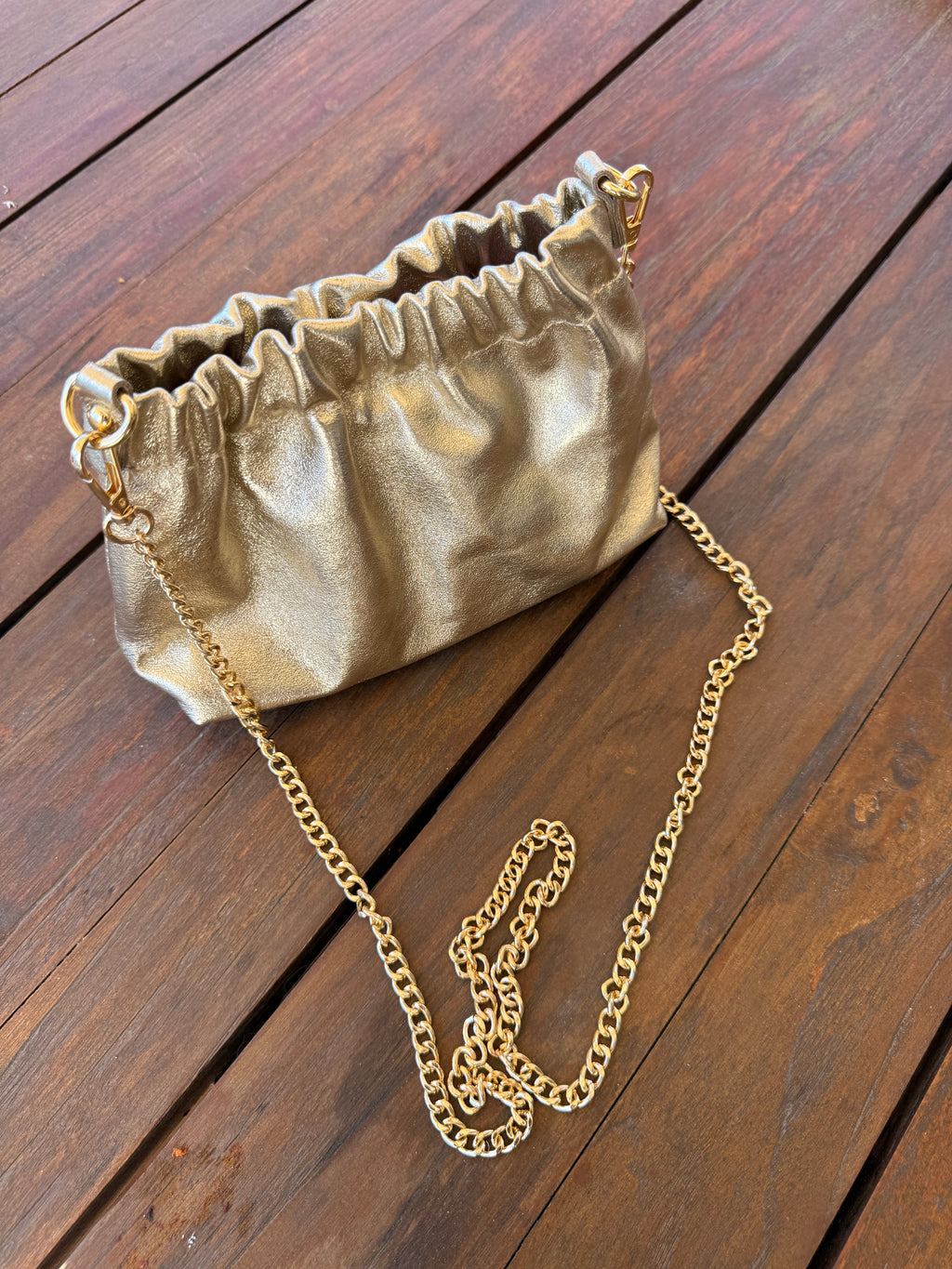 Sac pochette doré femme – Sac chaîne élégant et tendance Le Vestiaire de Charline