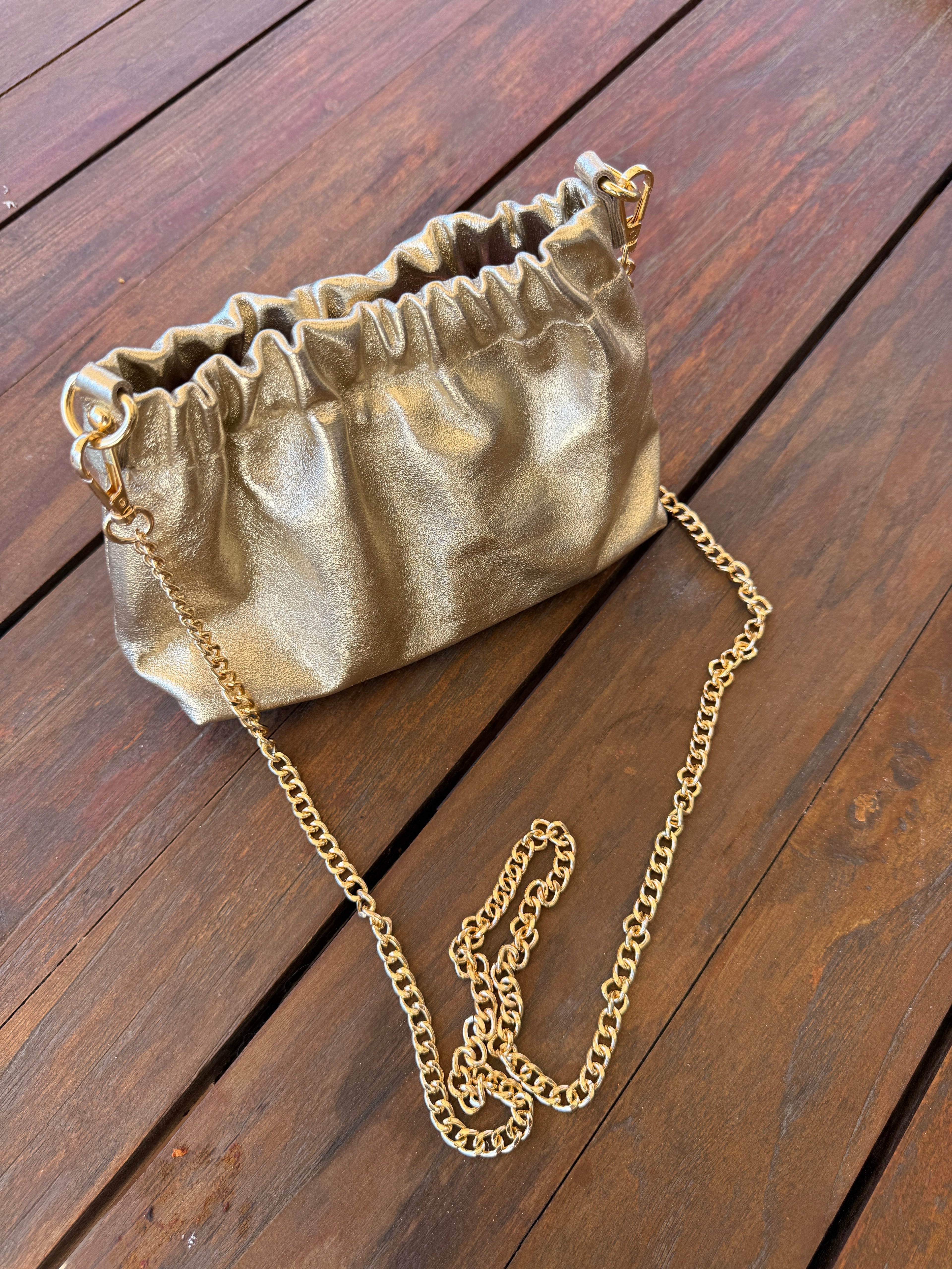 Sac pochette doré femme – Sac chaîne élégant et tendance Le Vestiaire de Charline